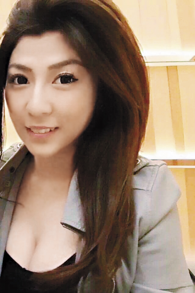 娜塔莎穿梭飯局的戰袍清一色是露乳裝,讓不少富商神魂顛倒。(翻攝娜塔莎臉書)