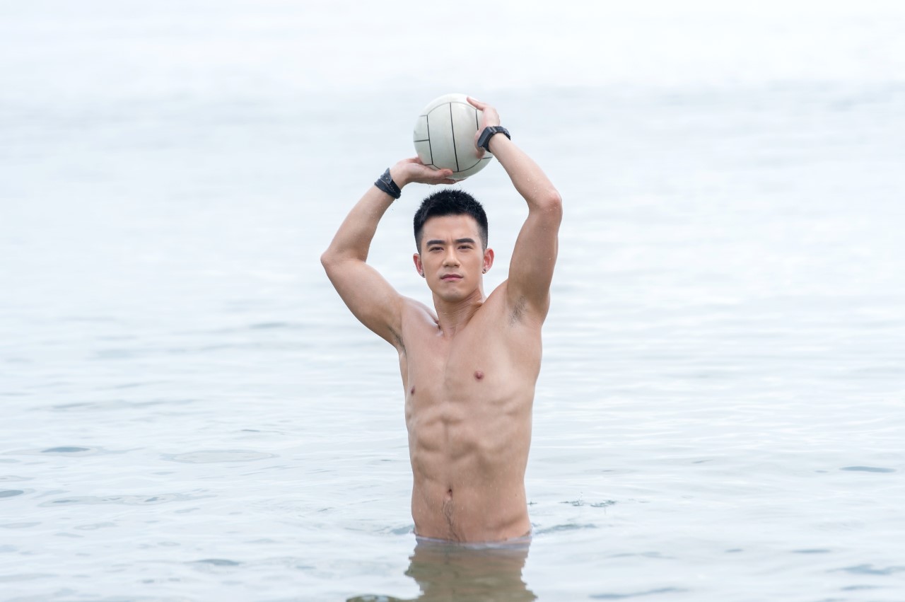 紀言愷拍新戲《真情之家》，海邊拍開場戲秀八塊腹肌。（三立提供）