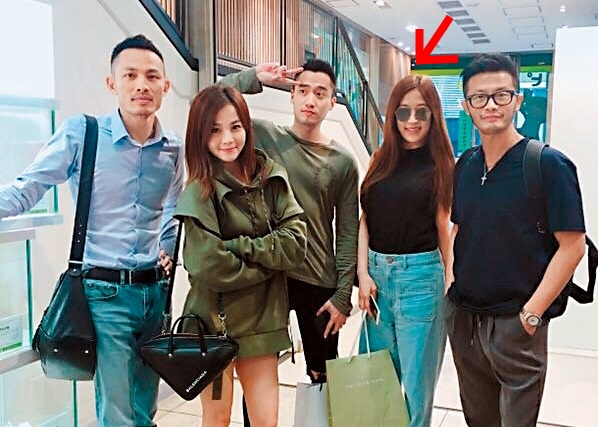 賴弘國（左三）9月初與友人同遊東京，G奶墨鏡女（箭頭處）同行。（讀者提供）