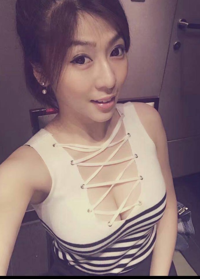 娜塔莎愛露乳溝,憑著「胸器」在飯局上無往不利,認識不少富商名流。(翻攝娜塔莎臉書)