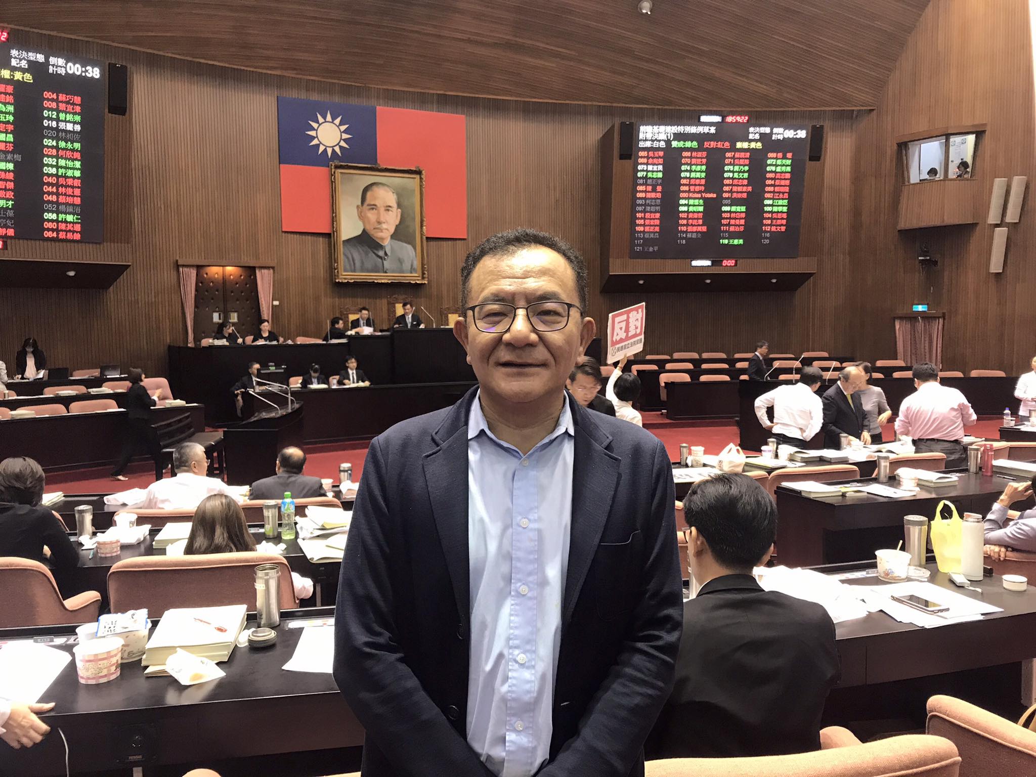 立法委員高志鵬曾是《大佛普拉斯》導演黃信堯的老闆。(翻攝高志鵬臉書)