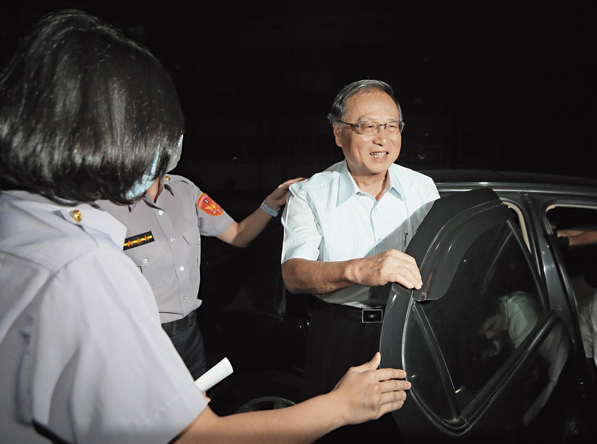 三中是否賤賣，檢方懷疑國民黨時任行管會主委張哲琛難脫關係，擇期將再約談。