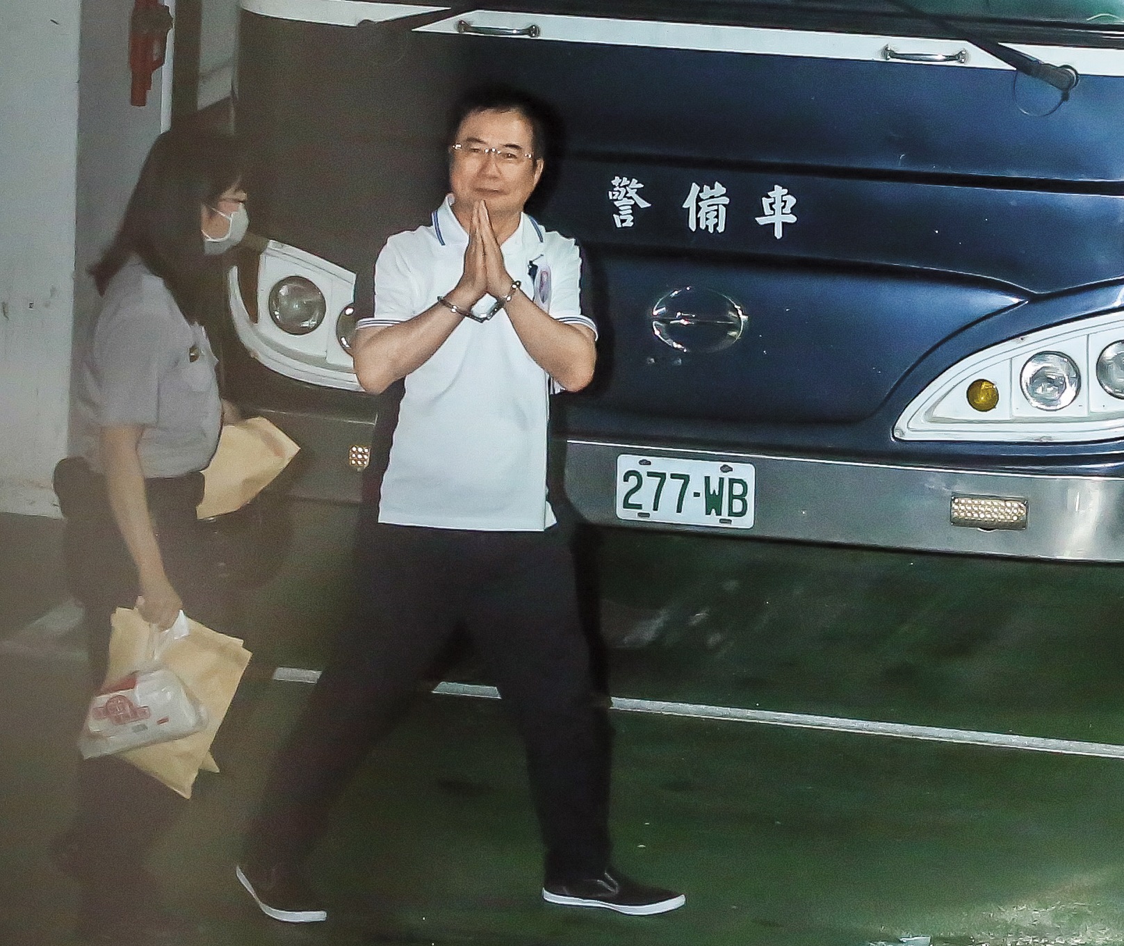 蔡正元被押上囚車時，不但雙手合十，還向媒體鞠躬示意。