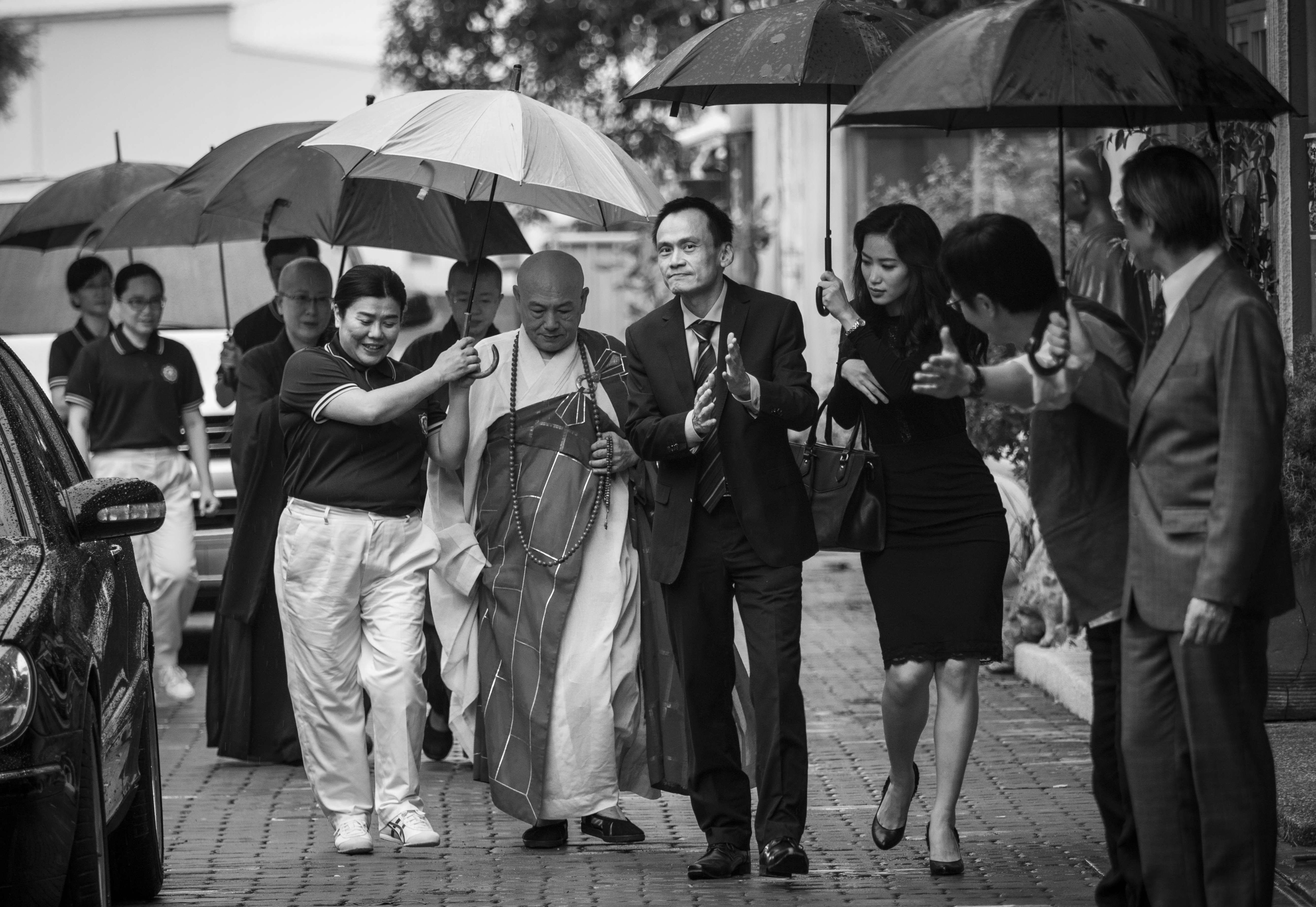 《大佛普拉斯》片中有位配角「高委員」（右4），命名靈感來自立委高志鵬。（甲上娛樂提供）