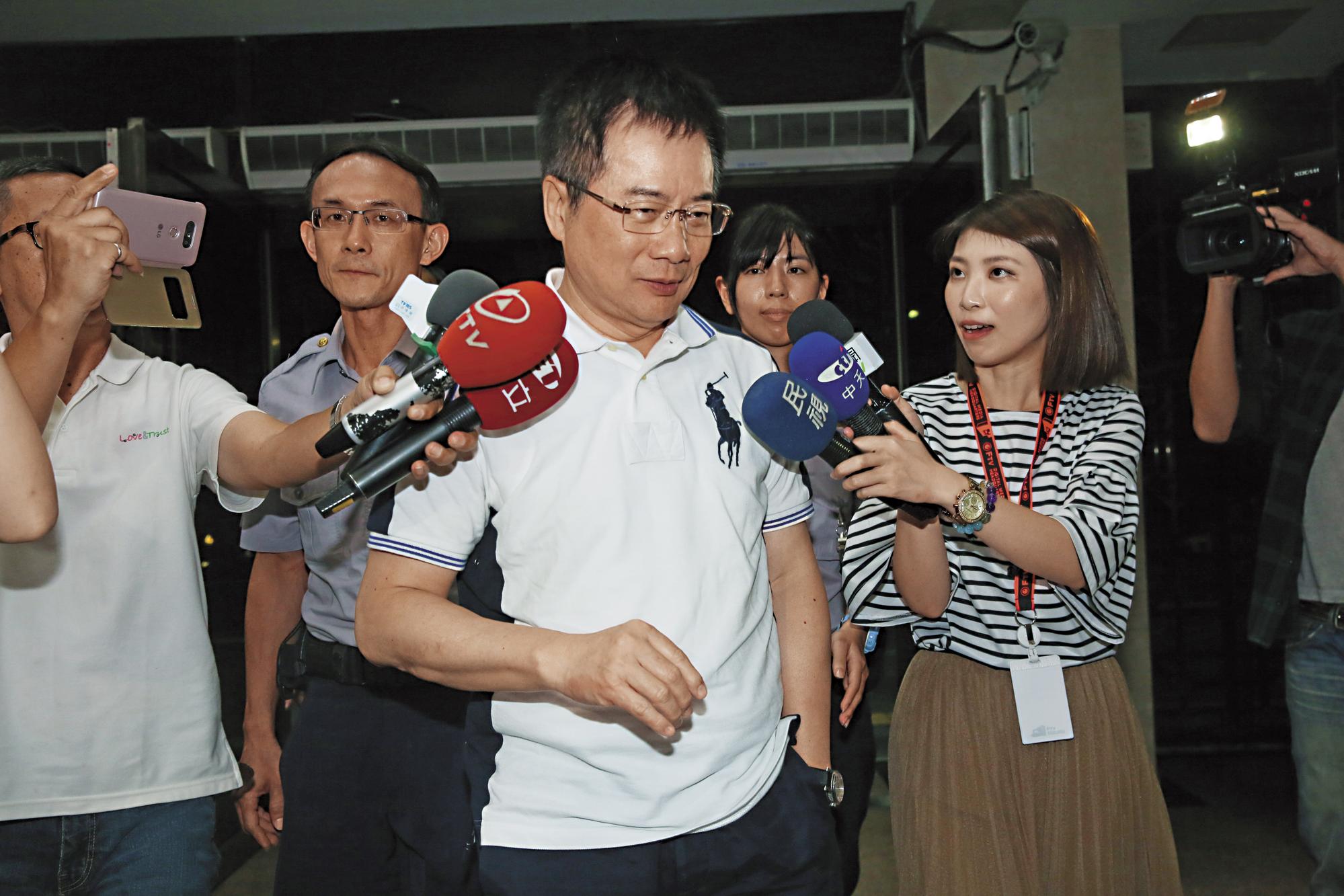 蔡正元遭收押至今3個月，否認侵吞中影減資款，反咬三中交易案疑點重重。