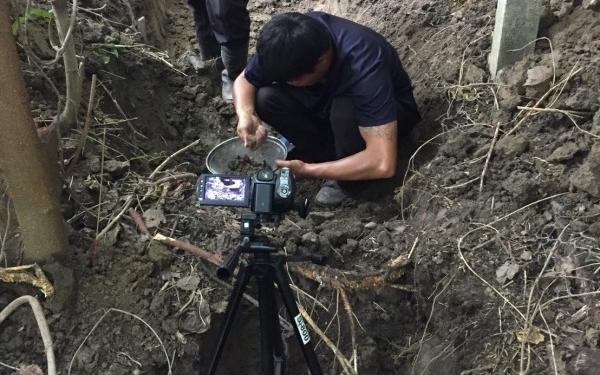 雲林檢警在崙背鄉狠心父母居處後方棄屍地採證。(雲林地檢署提供)