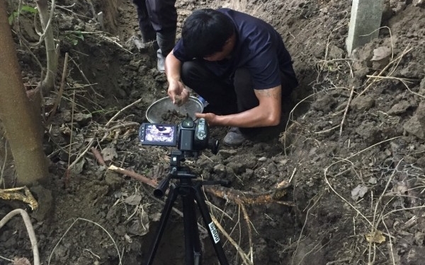 雲林檢警在崙背鄉狠心父母居處後方棄屍地採證。（雲林地檢署提供）