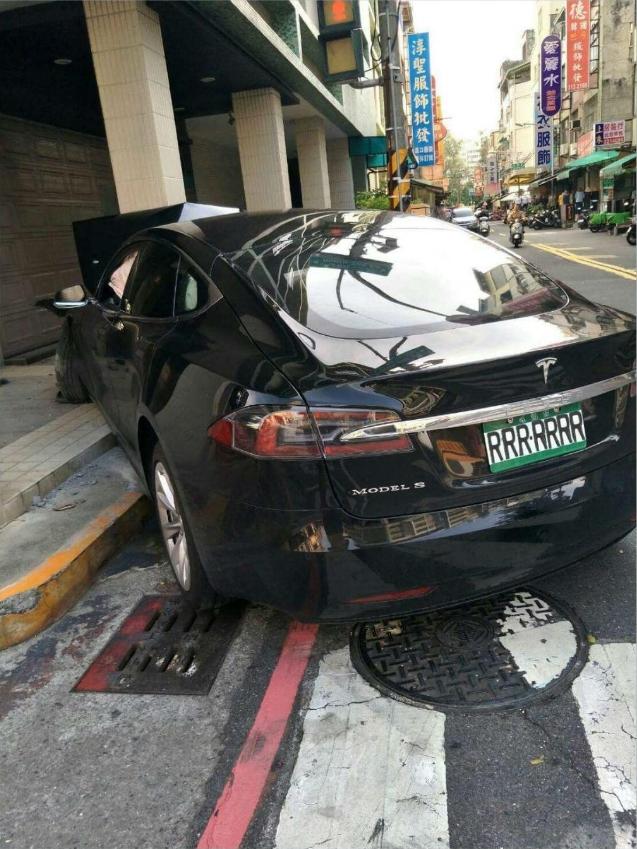 剛上市超夯的「特斯拉」電動車撞水泥柱全毀,稀有程度媲美超跑引起關注。(翻攝網路)