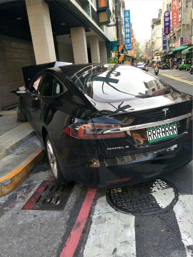 剛上市超夯的「特斯拉」電動車撞水泥柱全毀,稀有程度媲美超跑引起關注。(翻攝網路)