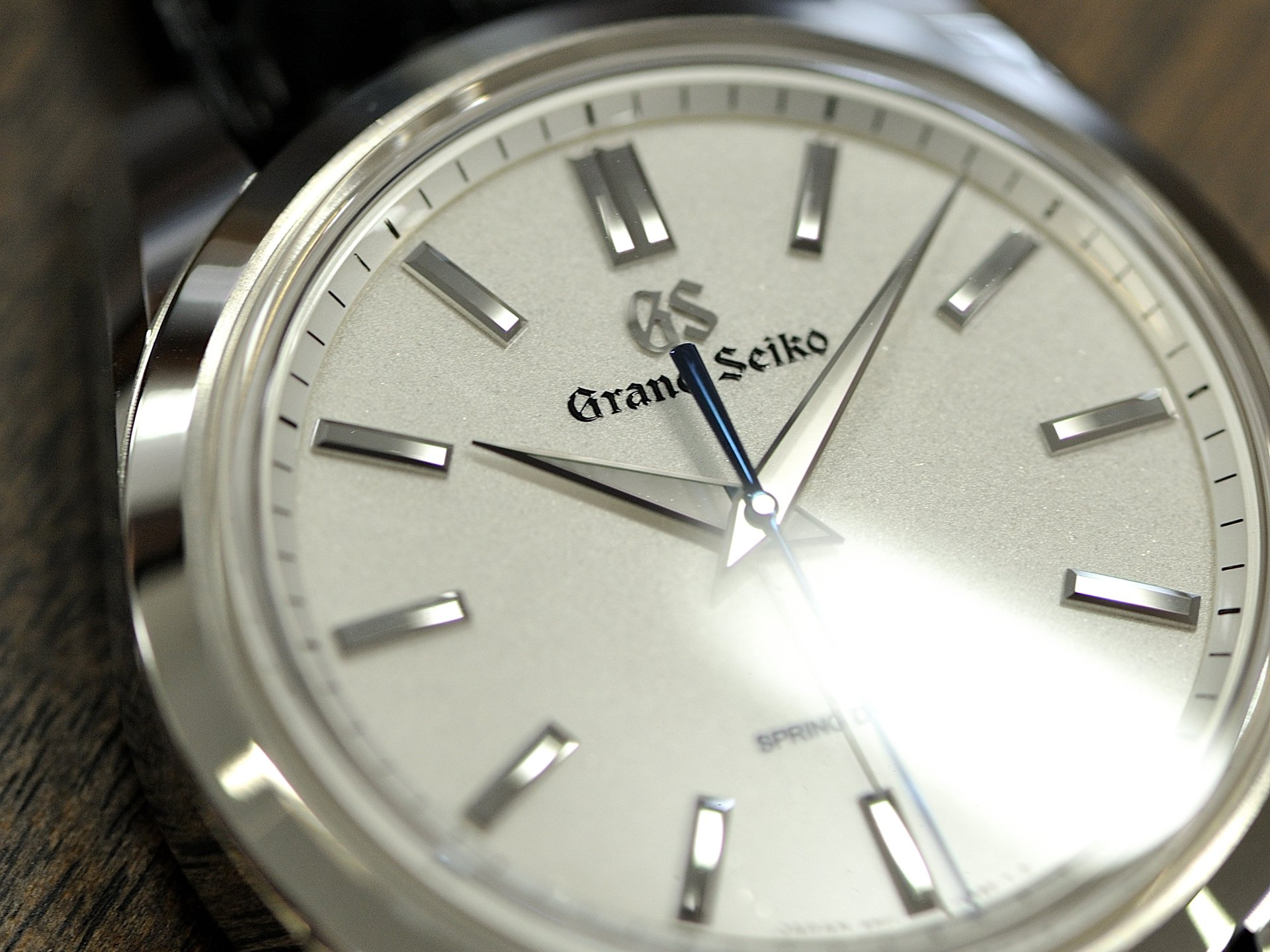 這是Grand Seiko Spring Drive 八日動能手上鏈腕錶鉑金款。外觀上呈現出極度簡單的面盤，然而，所有細節都展現GS最頂級的職人工法。包括以鑽石切割打磨的指針與時標；獨家「超鏡面」拋光的多切面錶殼；以及採用特殊加工技術製造出「白雪光澤」的面盤。即使標出台幣195萬元的高價，仍然獲得收藏家青睞，大受好評。