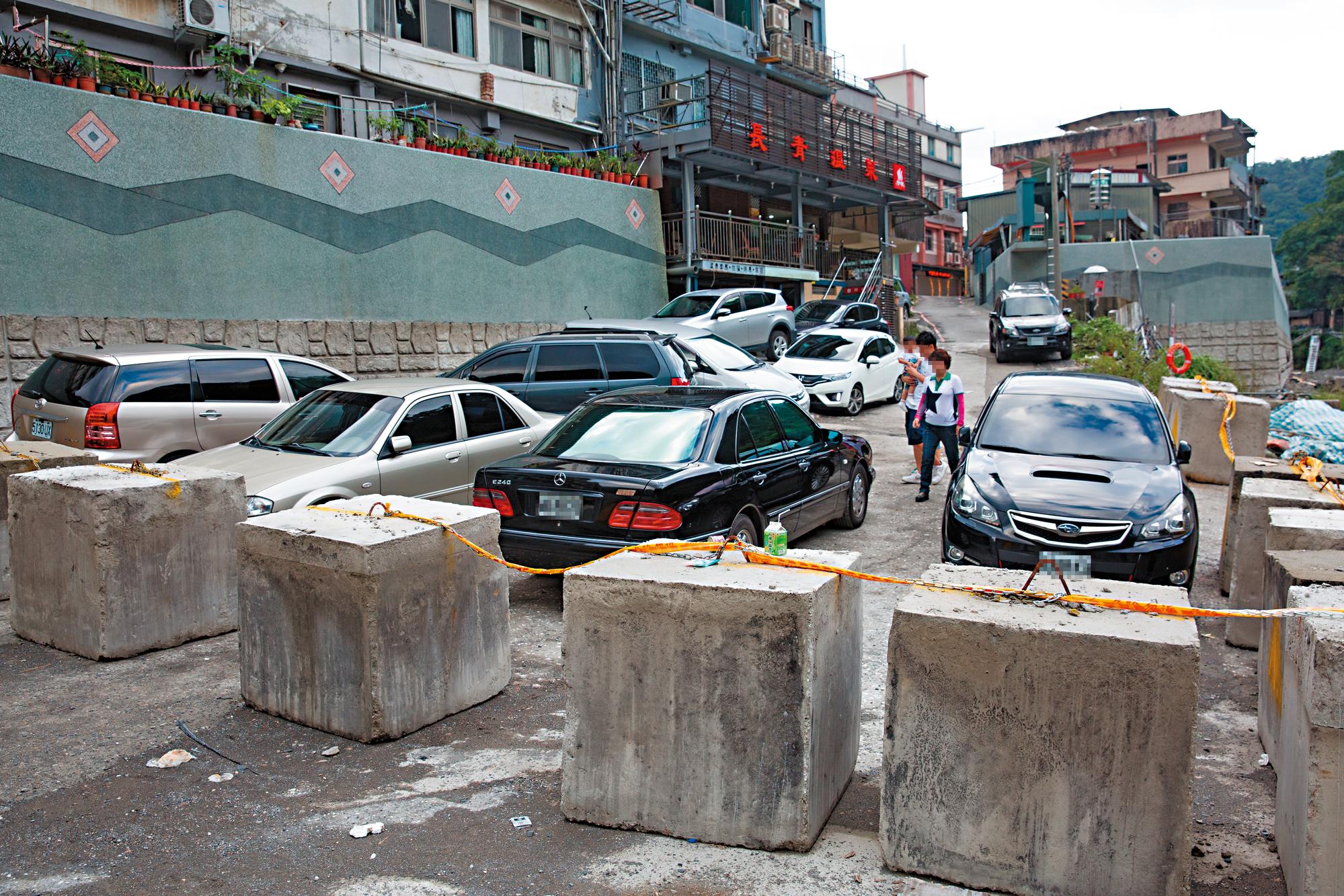 施工單位加設大型水泥塊阻路,仍擋不住民眾進入封閉區。