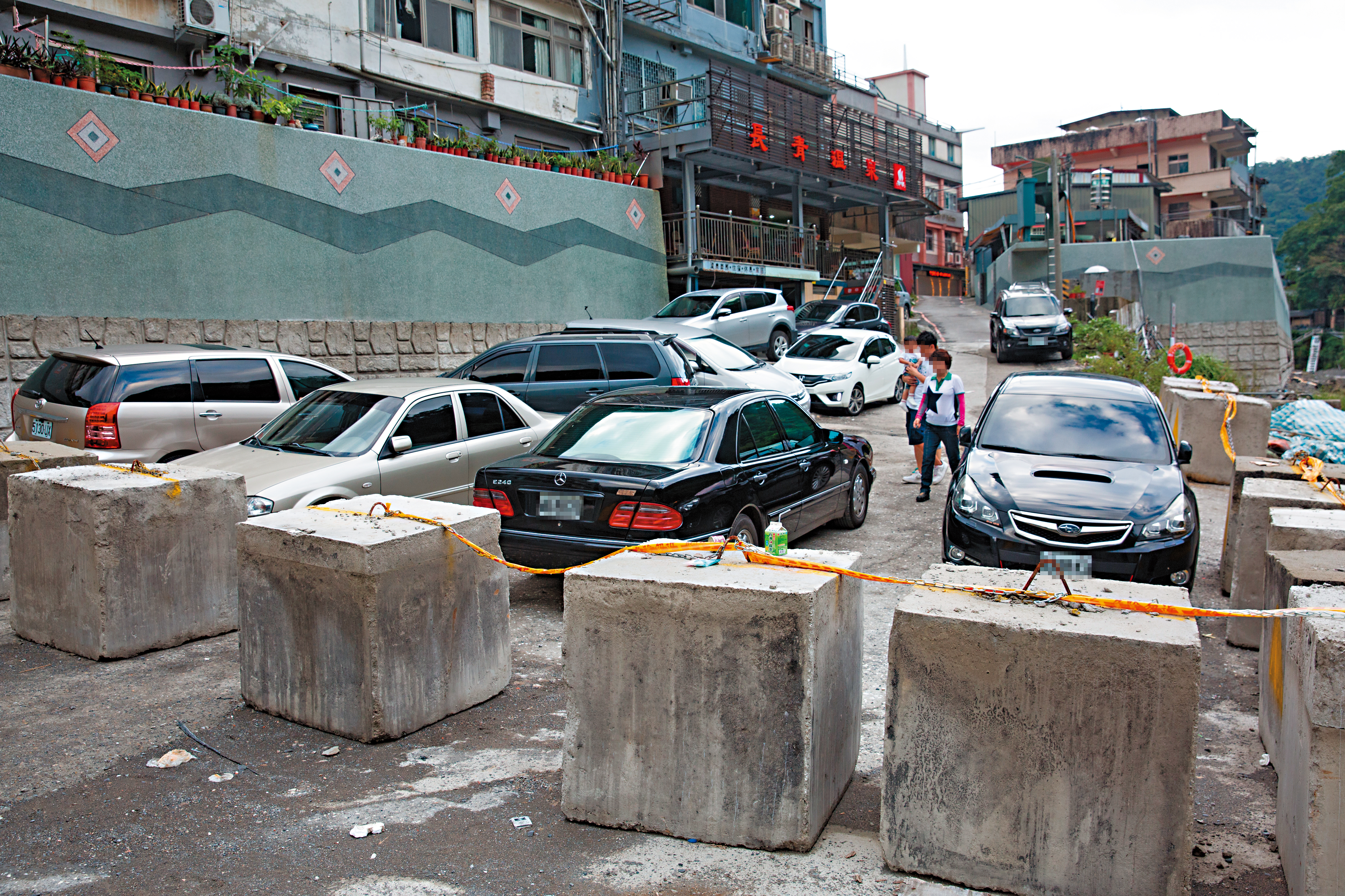 施工單位加設大型水泥塊阻路，仍擋不住民眾進入封閉區。