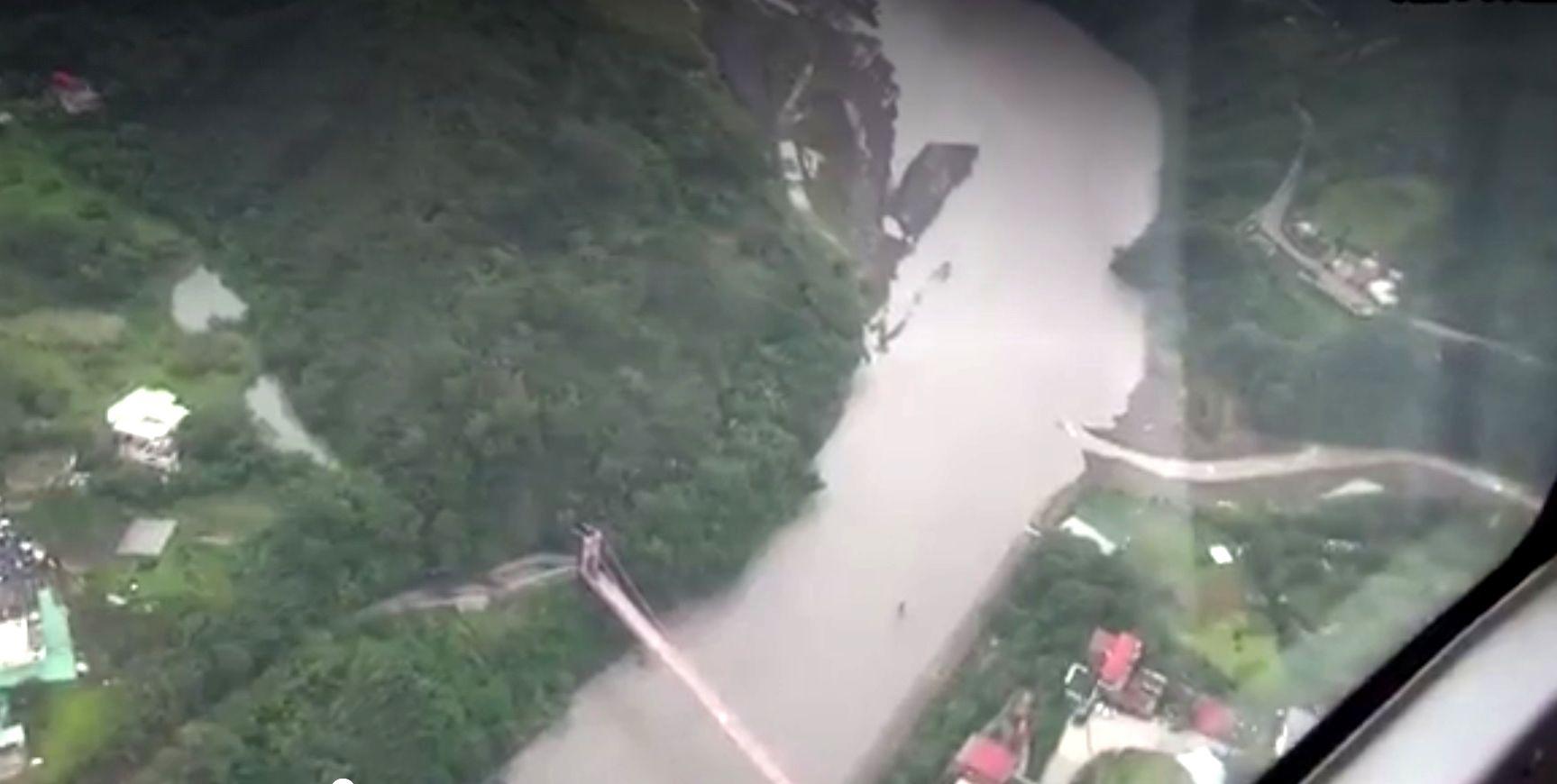 2015年8月蘇迪勒颱風重創烏來,登山步道受損,偷窺客在步道賞春光的惡行稍減。(翻攝消防署畫面)