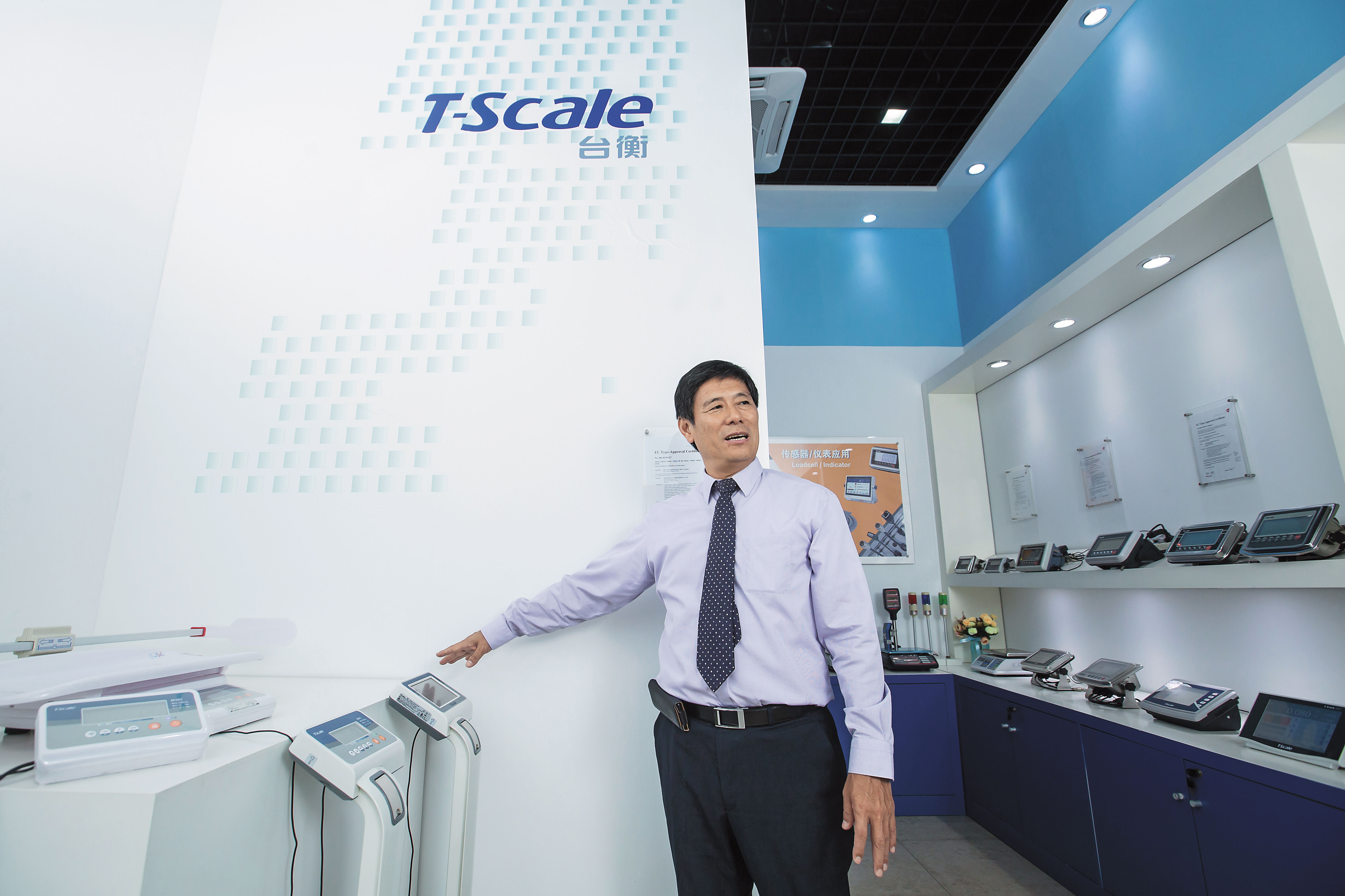 鼎炫董事長傅青炫延續父親的磅秤夢，在中國昆山白手起家，擁有製造磅秤的「台衡」與EMI導電材料「隆揚」2大事業體，去年創造14.3億元營收。