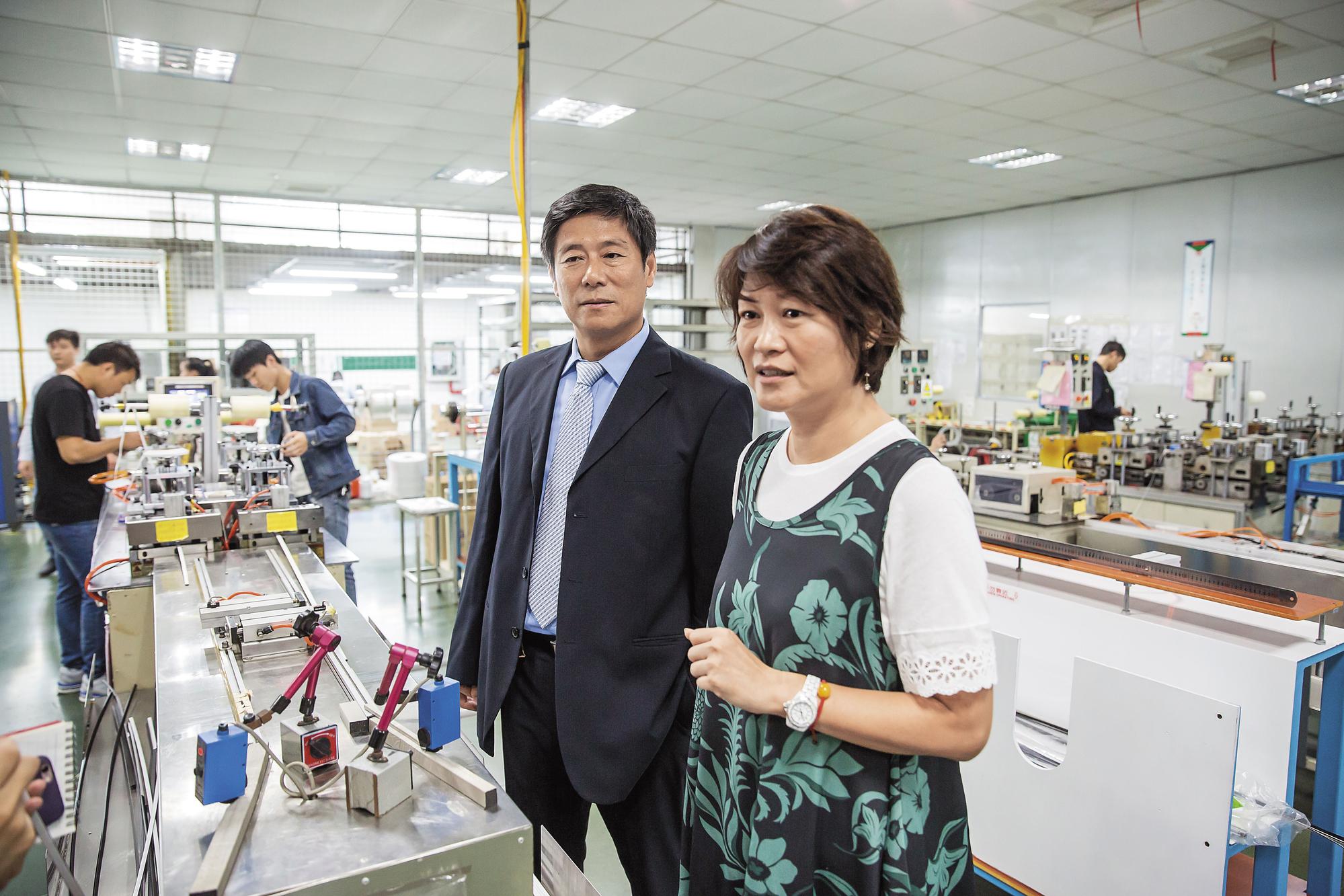 傅青炫(右2)和老婆張東琴(右1)一起在鼎炫工作,一主外一主內,多年來默契搭配,張東琴負責EMI導電材料事業,擔任隆揚總經理。