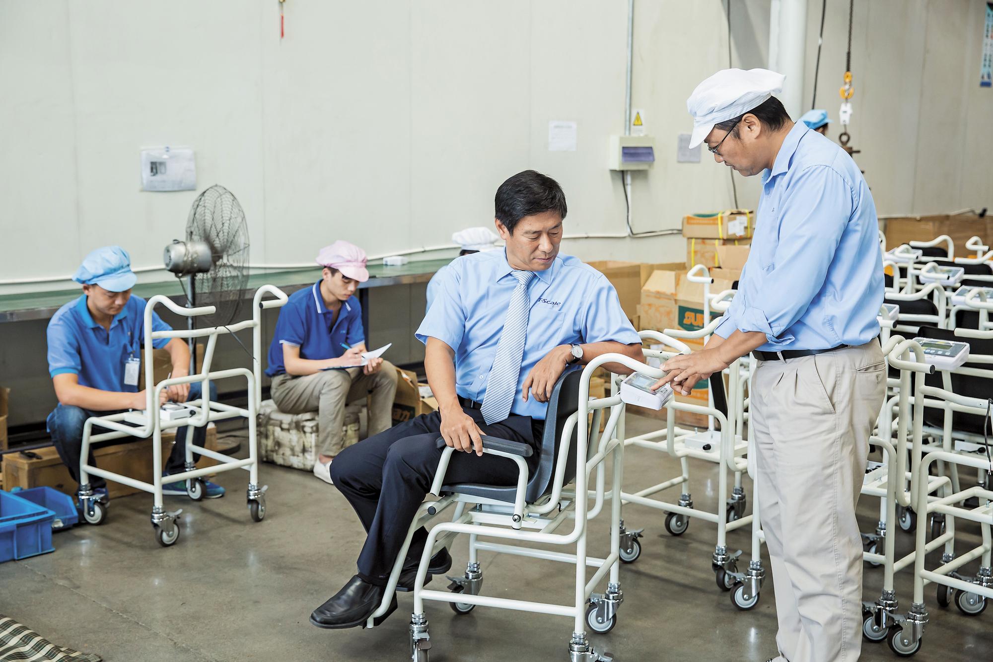 鼎炫的磅秤產品,主要應用在工業、商業、實驗室與醫療保健等。圖為椅子秤,可以幫助行動不便者秤重。