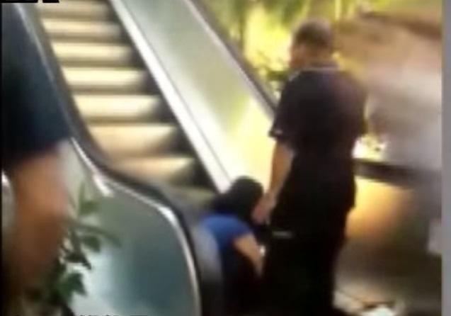 北市府聯繫電梯包商至現場，關閉裝置將女童救出。（翻攝畫面）