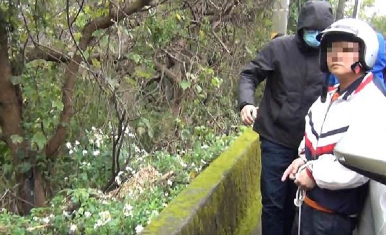 警方突破心防，押解殺子狠父到現場尋找屍體。（檢警提供）