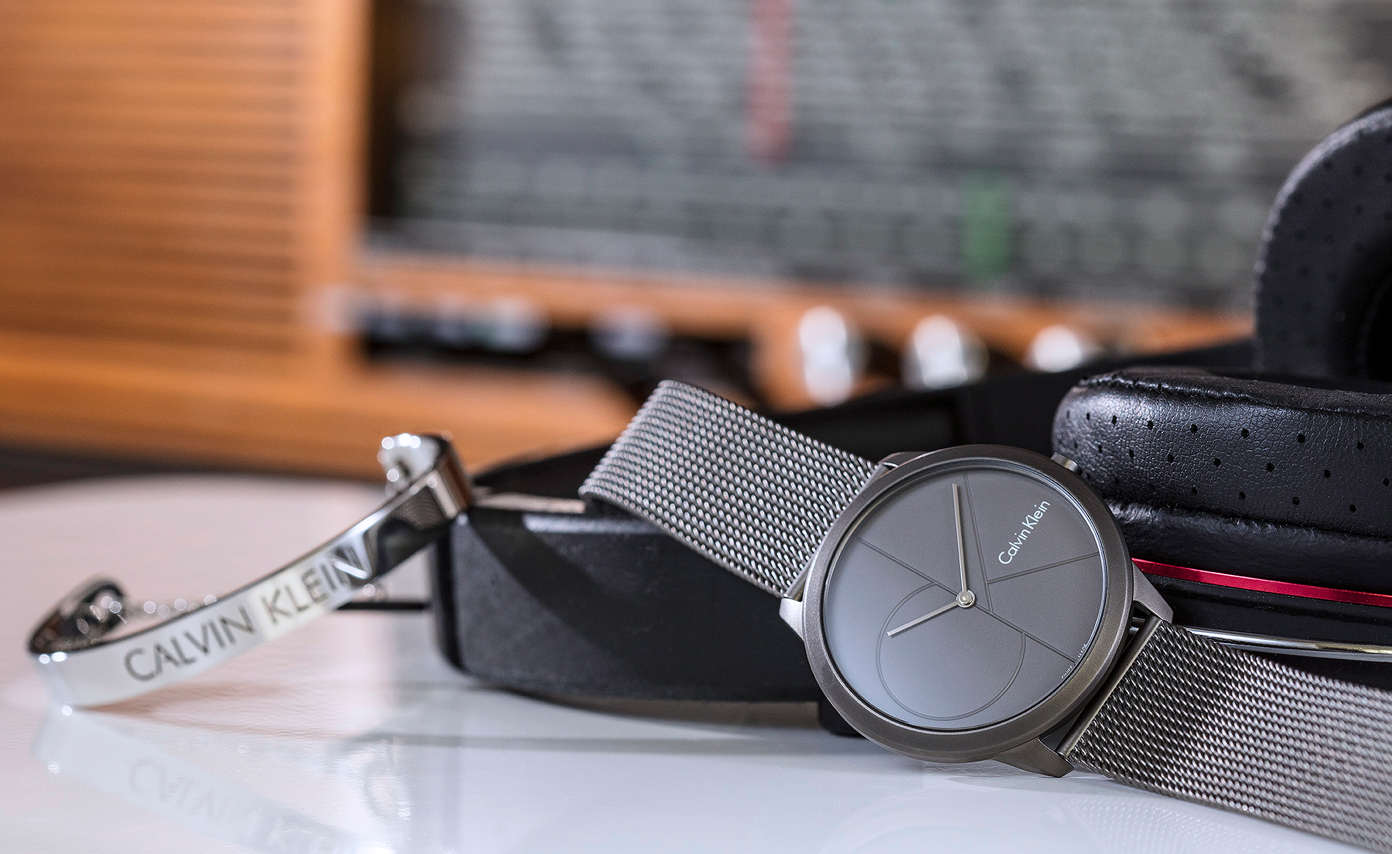 Calvin Klein minimal 系列限量20周年紀念款,最亮眼的特色便是面盤上大大的ck字樣,且搭配仿舊處理的米蘭鍊帶,低調中又極具裝飾性。