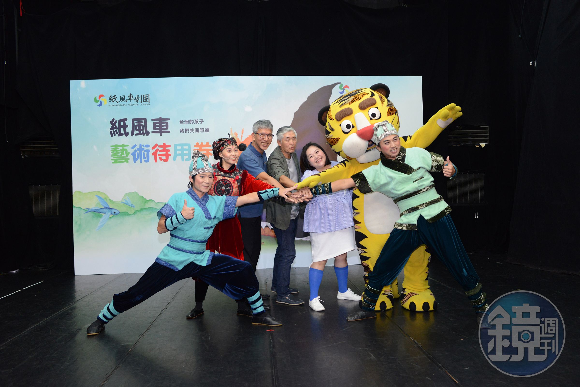 鍾欣凌（右三）笑紙風車基金會排練室跟20年前沒什麼差別，一樣破破爛爛。（紙風車基金會提供）
