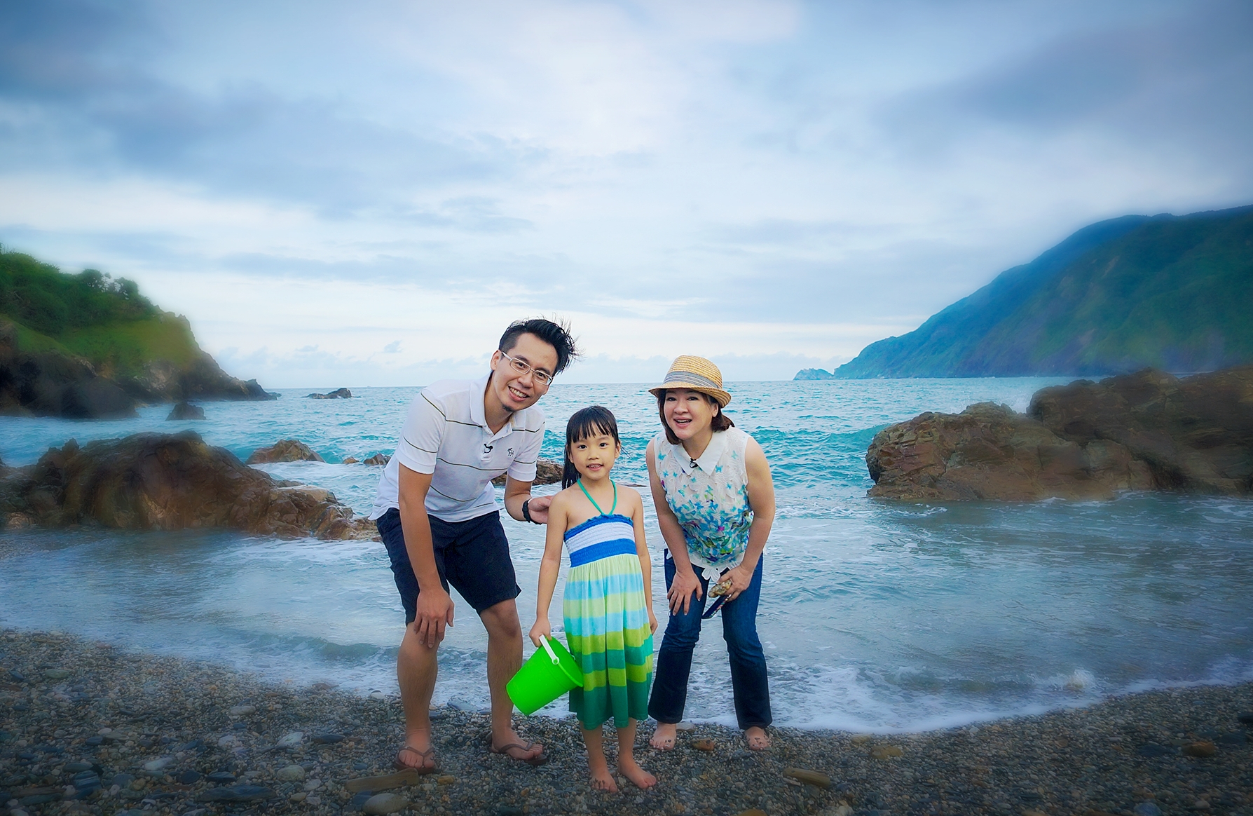 趙庭和老公張睿杰很疼愛寶貝女兒,一家人開心在宜蘭情人灣拍下這張全家福。(趙庭提供)
