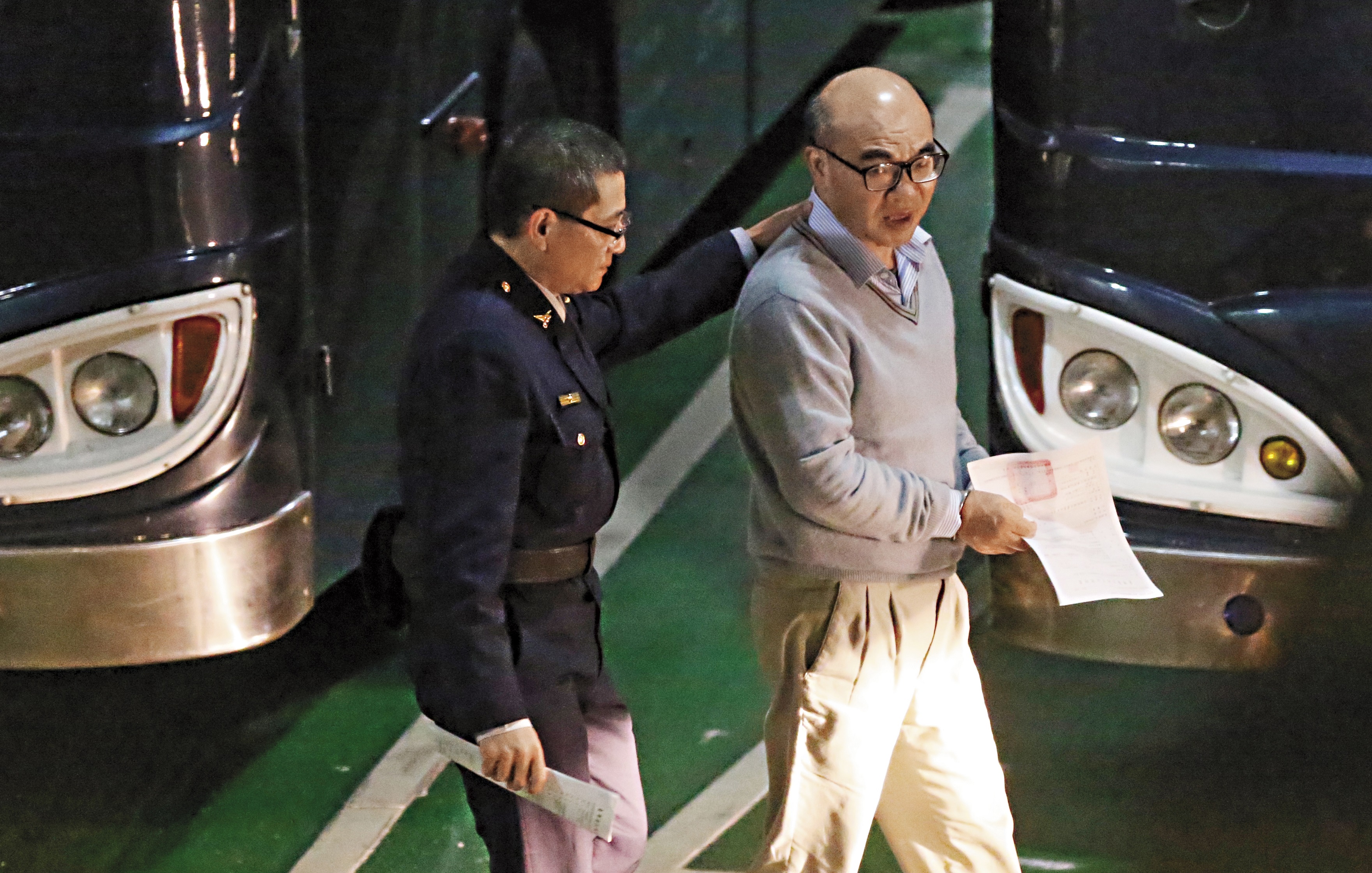 不具名兆豐銀員工爆料，前董事長蔡友才（右）苛扣員工外派福利，成為台灣銀行界最差的外派待遇，導致本國員工無意外派，外國子行在地雇員比例增加，內控風險也因此升高。