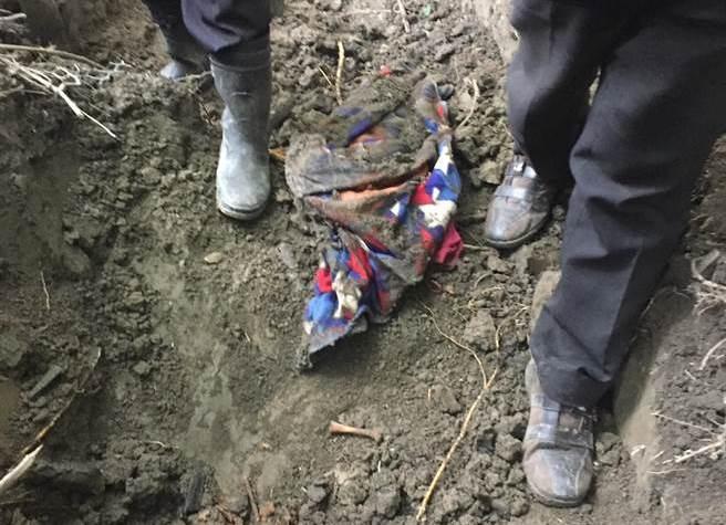 警方在雲林崙背李家後山搜尋小孩屍體。（檢警提供）