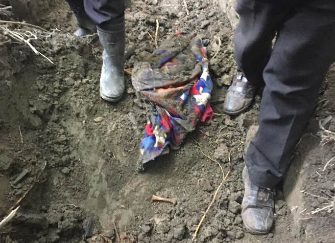 警方在雲林崙背李家後山搜尋小孩屍體。（檢警提供）