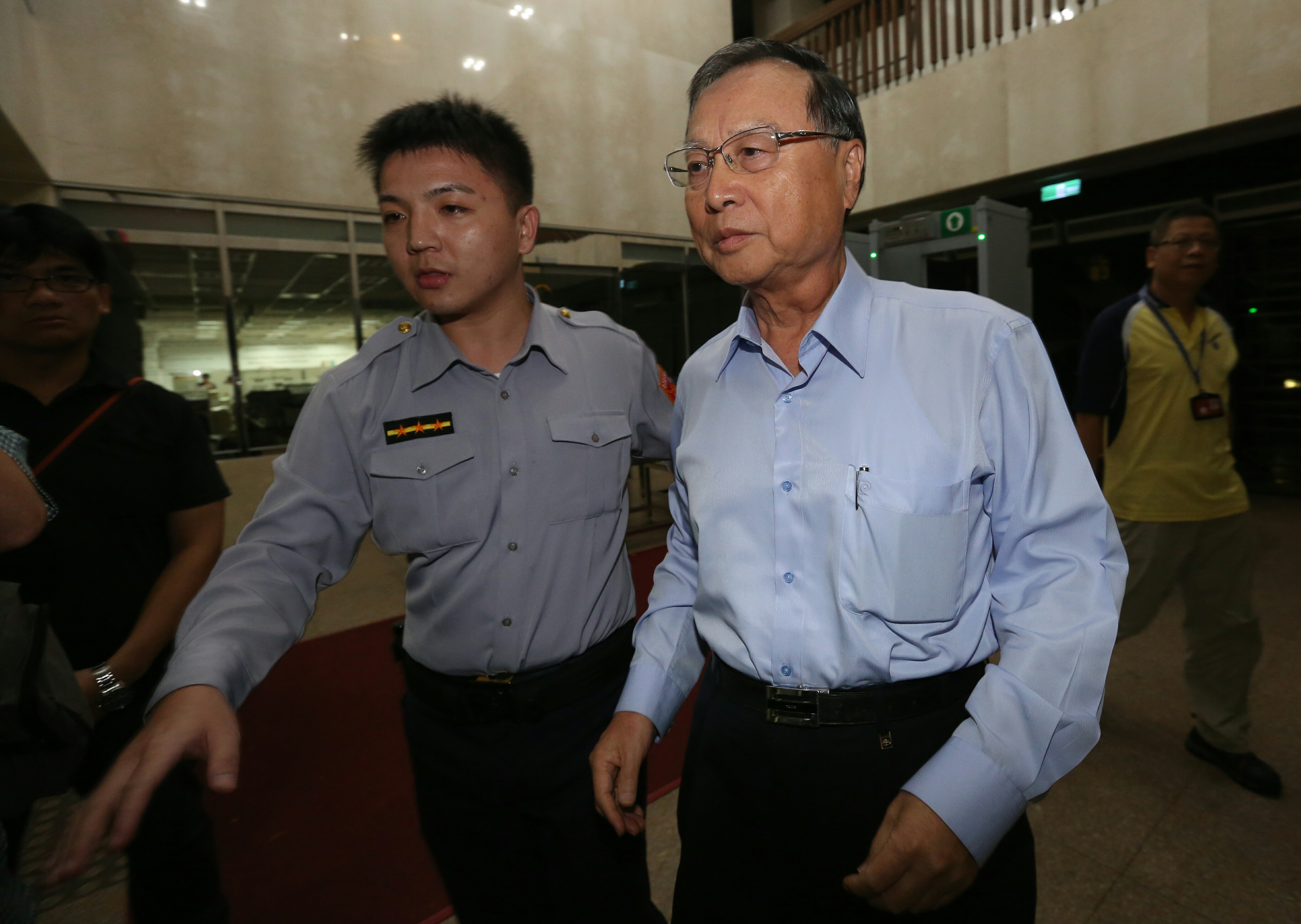 前行管會主委張哲琛（右）送複訊時不發一語。