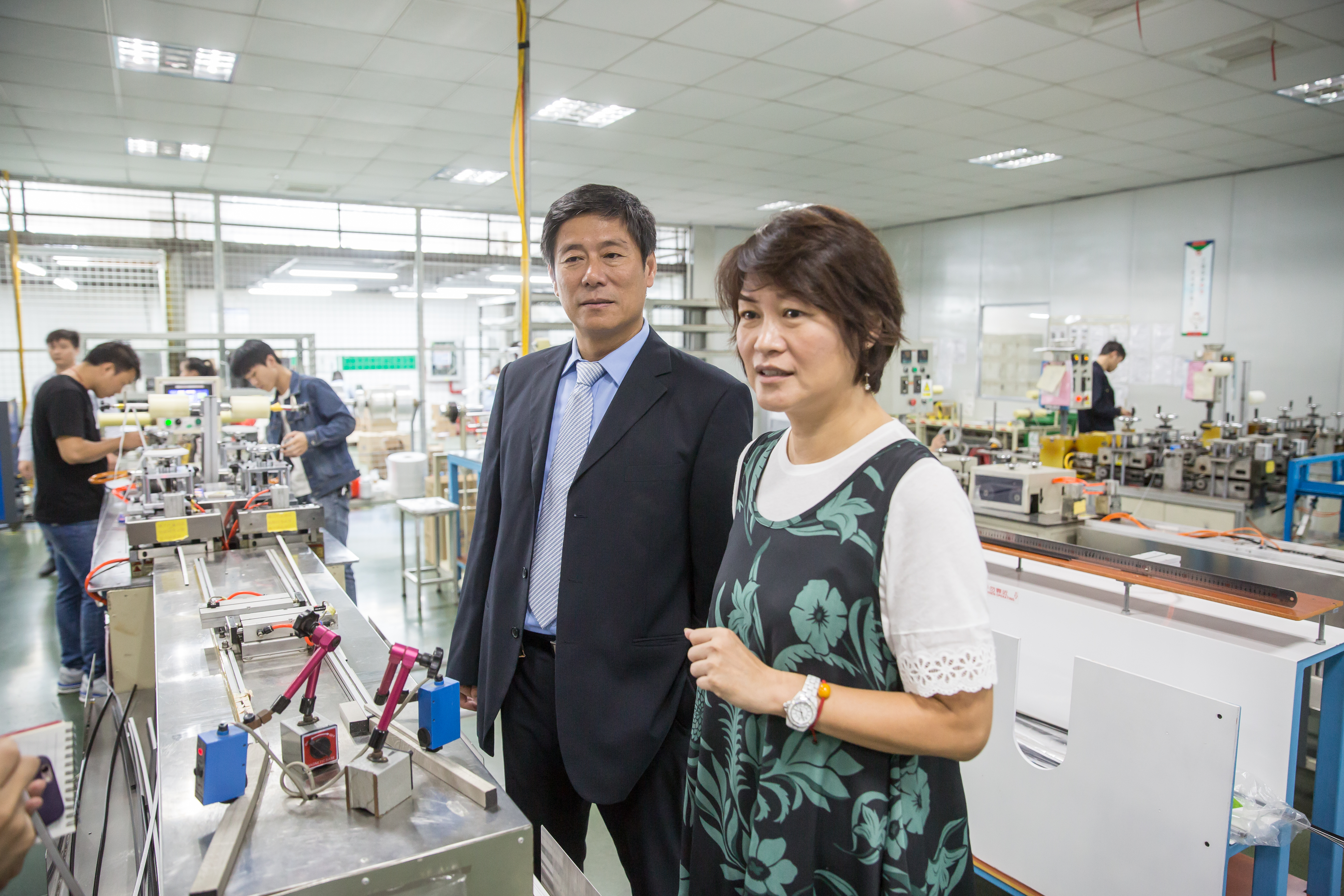 傅青炫（左）和老婆張東琴（右）一起在鼎炫工作，兩人一主外一主內，多年來默契搭配，張東琴負責EMI導電材料事業，擔任隆揚總經理。