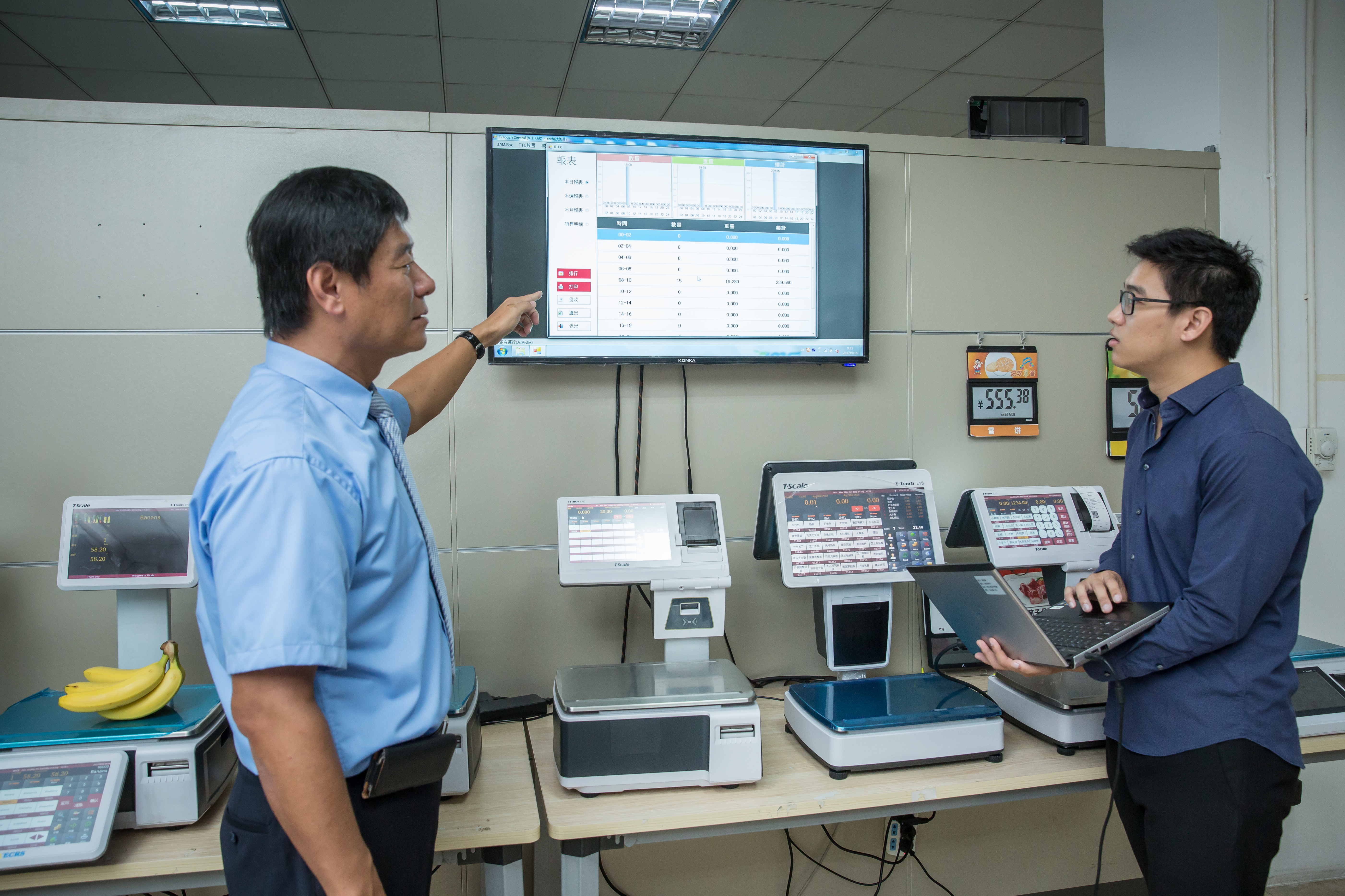 傅青炫（左）和目前在研發部軟體部門工作的兒子傅羿揚（右）一起工作，兩人常互相討論衡器趨勢。