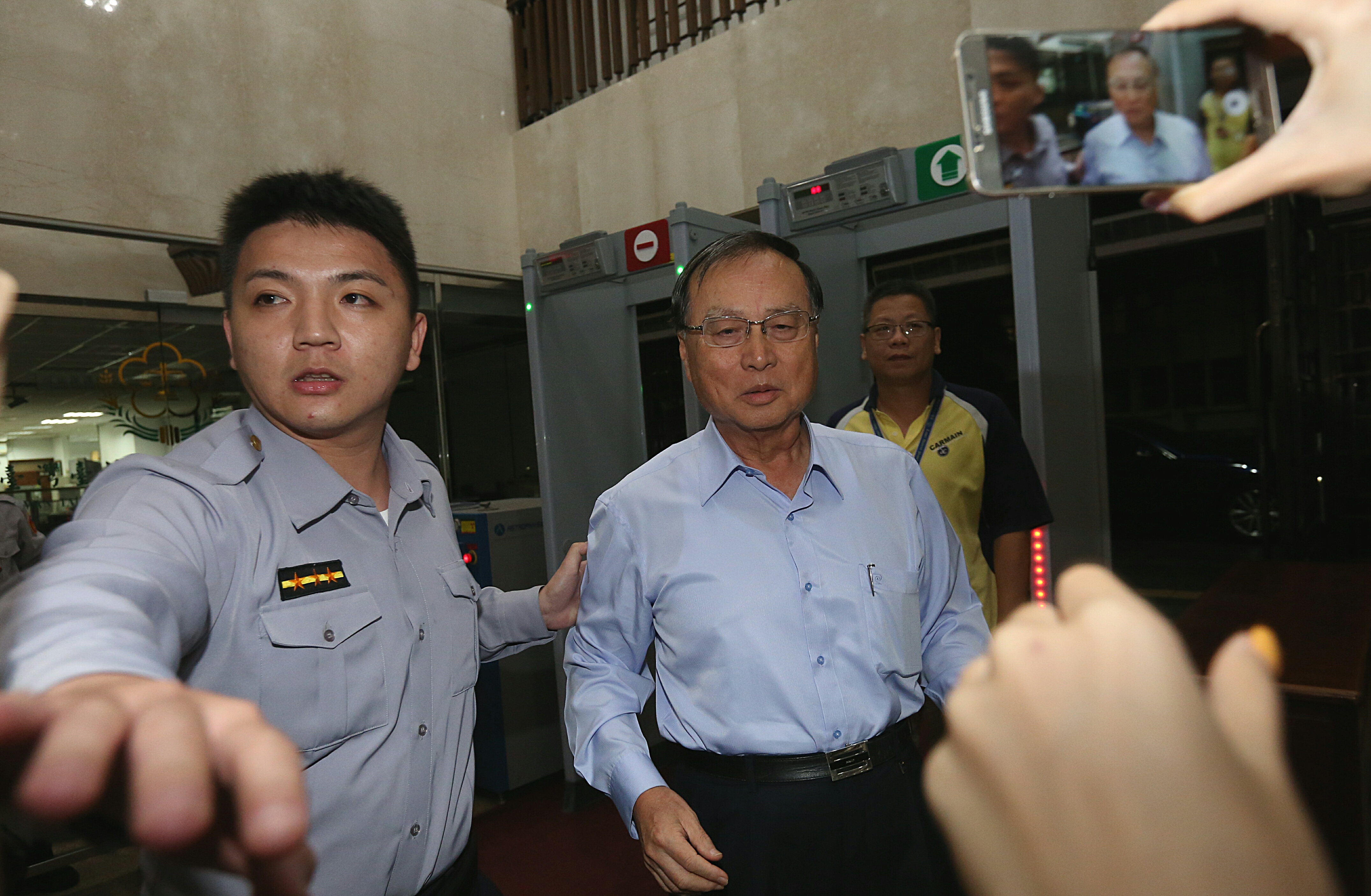 張哲琛請回時否認賤賣黨產。