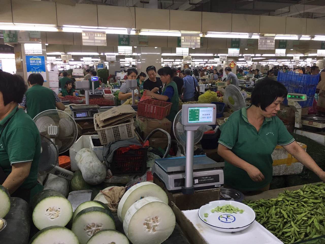 不同於傳統衡器，智慧型衡器能結合物聯網、掃描槍、觸控螢幕、自動打印等功能，目前台衡產品已在昆山公辦菜市場試點成功。（鼎炫提供）。