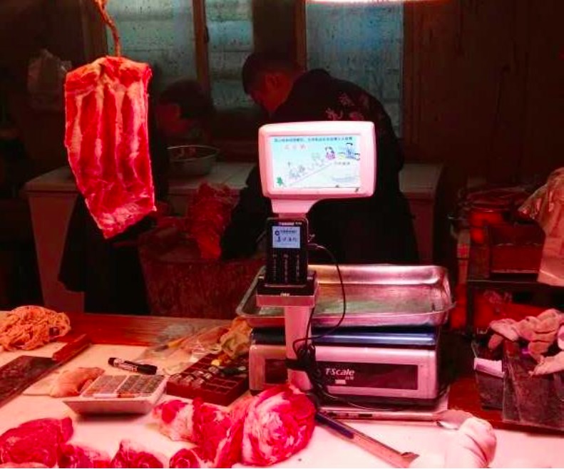 推展至昆山菜場的智慧型衡器，由政府補助免費使用，能幫助肉販透過聯網平台分析銷售量。（鼎炫提供）