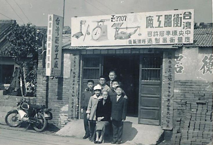 傅青炫（右1）和哥哥、姊姊從小在工廠長大，寒暑假都去打工，最後排中為其父傅國璋，前排中為傅青炫的奶奶。（鼎炫提供）