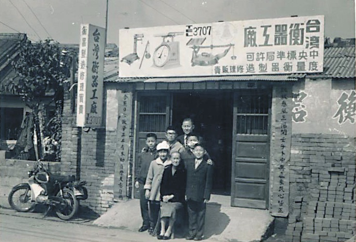 傅青炫（右1）和哥哥、姊姊從小在工廠長大，寒暑假都去打工，最後排中為其父傅國璋，前排中為傅青炫的奶奶。（鼎炫提供）