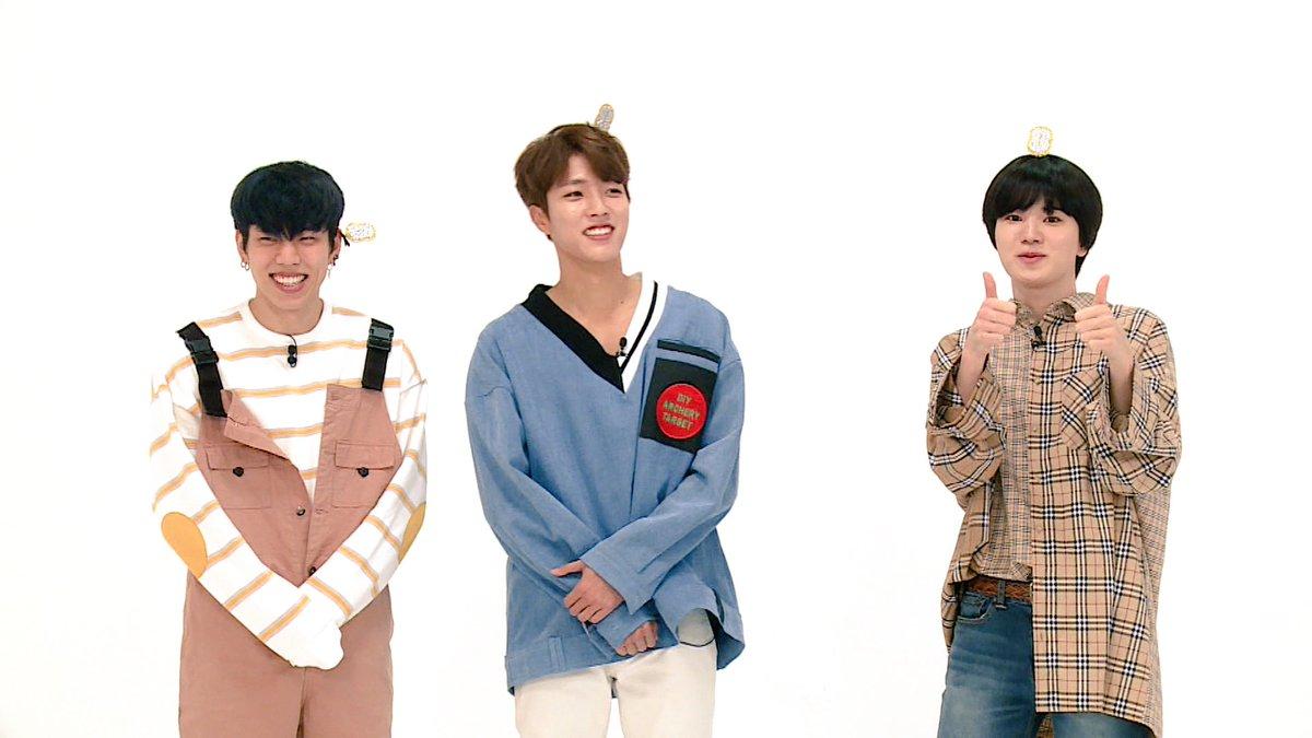 INFINITE三位成員上《Weekly Idol》,東雨(左)因為遲到沒化妝,素顏上場。中為成烈,右是成鍾。(翻攝bestIdolone推特)
