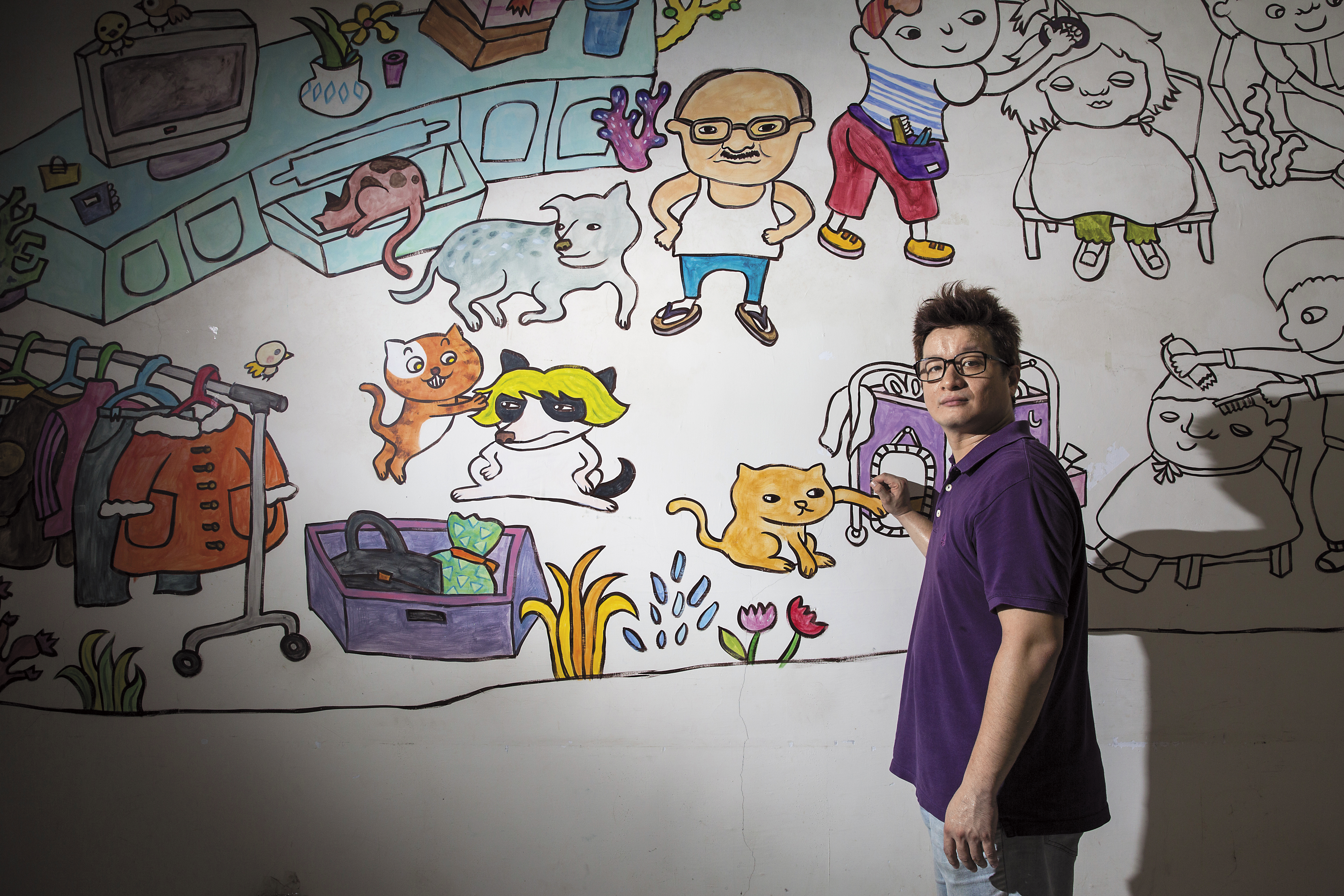 遊民食堂的牆壁上有著藝術家彩繪的圖像,人們互相幫忙,共構出溫暖風景。