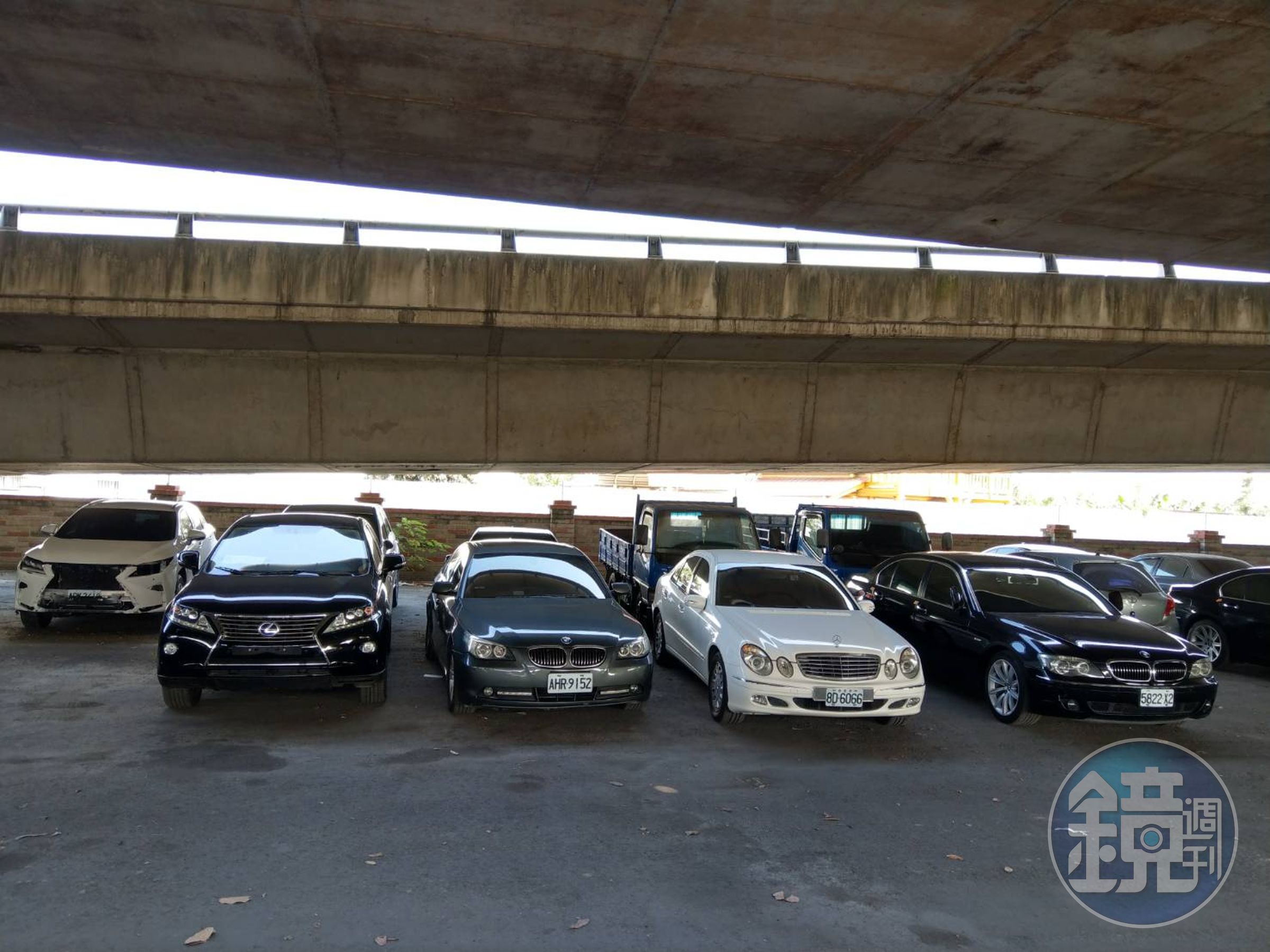  嫌犯將問題車輛藏匿在偏遠山區、橋墩下。（刑事局提供）