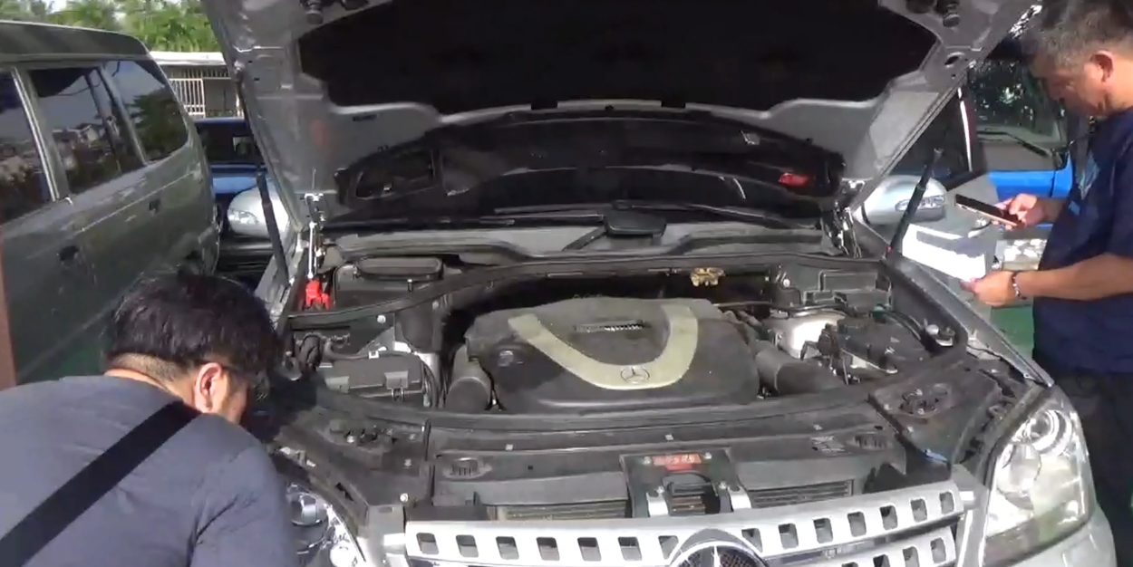 警方搜索車輛內部，發現嫌犯專找事故車及便宜進口車犯案。（刑事局提供）