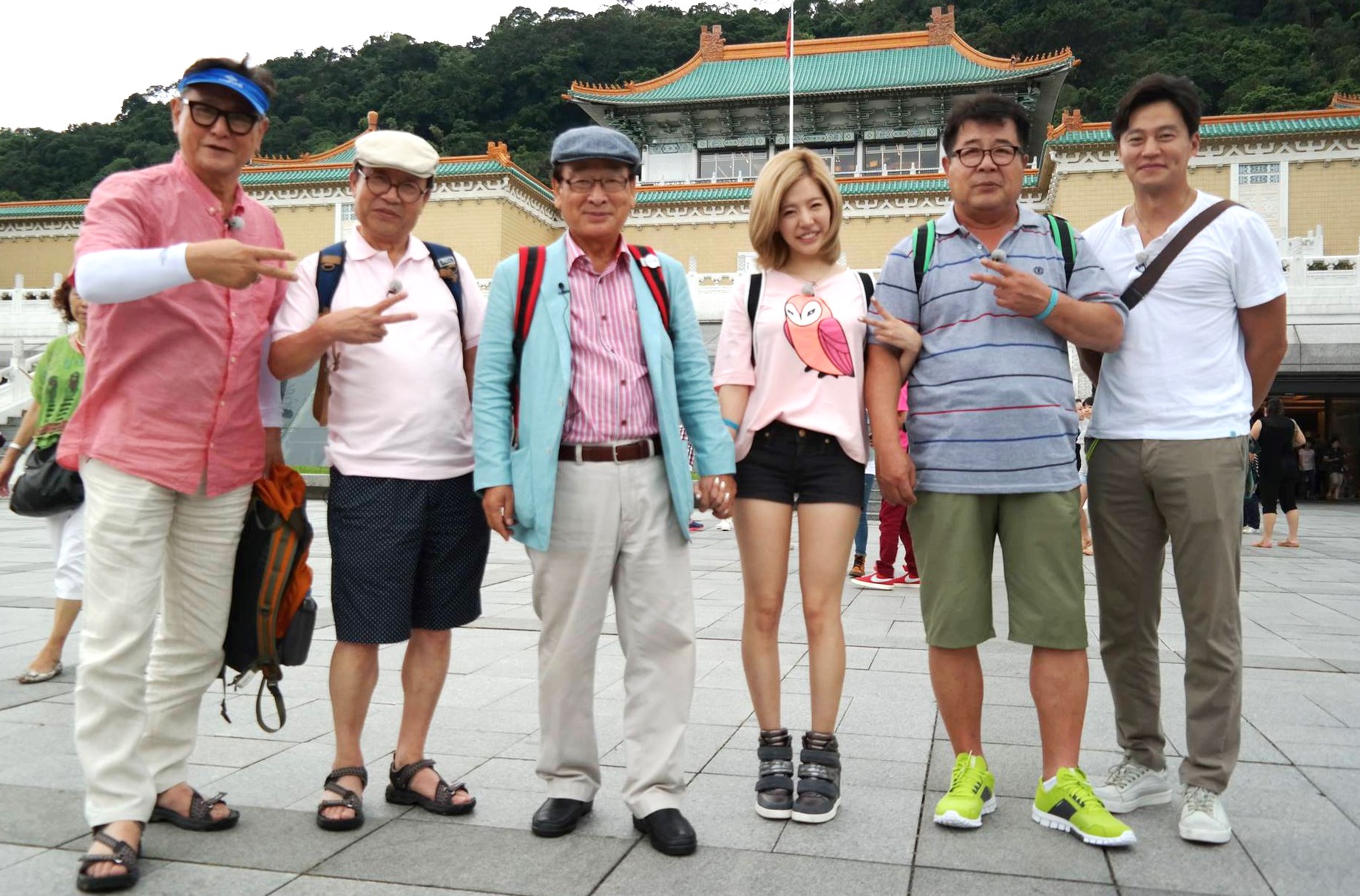 《花漾爺爺》帶動旅遊風潮，李瑞鎮（右起）、白一燮、少時Sunny、李順載、申久、朴根瀅來台相偕遊故宮。（東森電視台提供）
