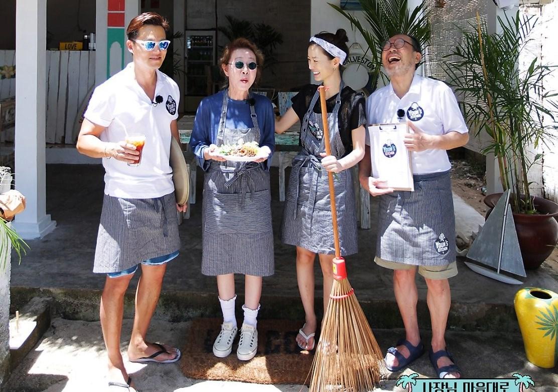 《尹食堂》記錄李瑞鎮(左起)、尹汝貞、鄭有美、申久到印尼德拉娜安島開設韓式餐廳的過程。(tvN提供)