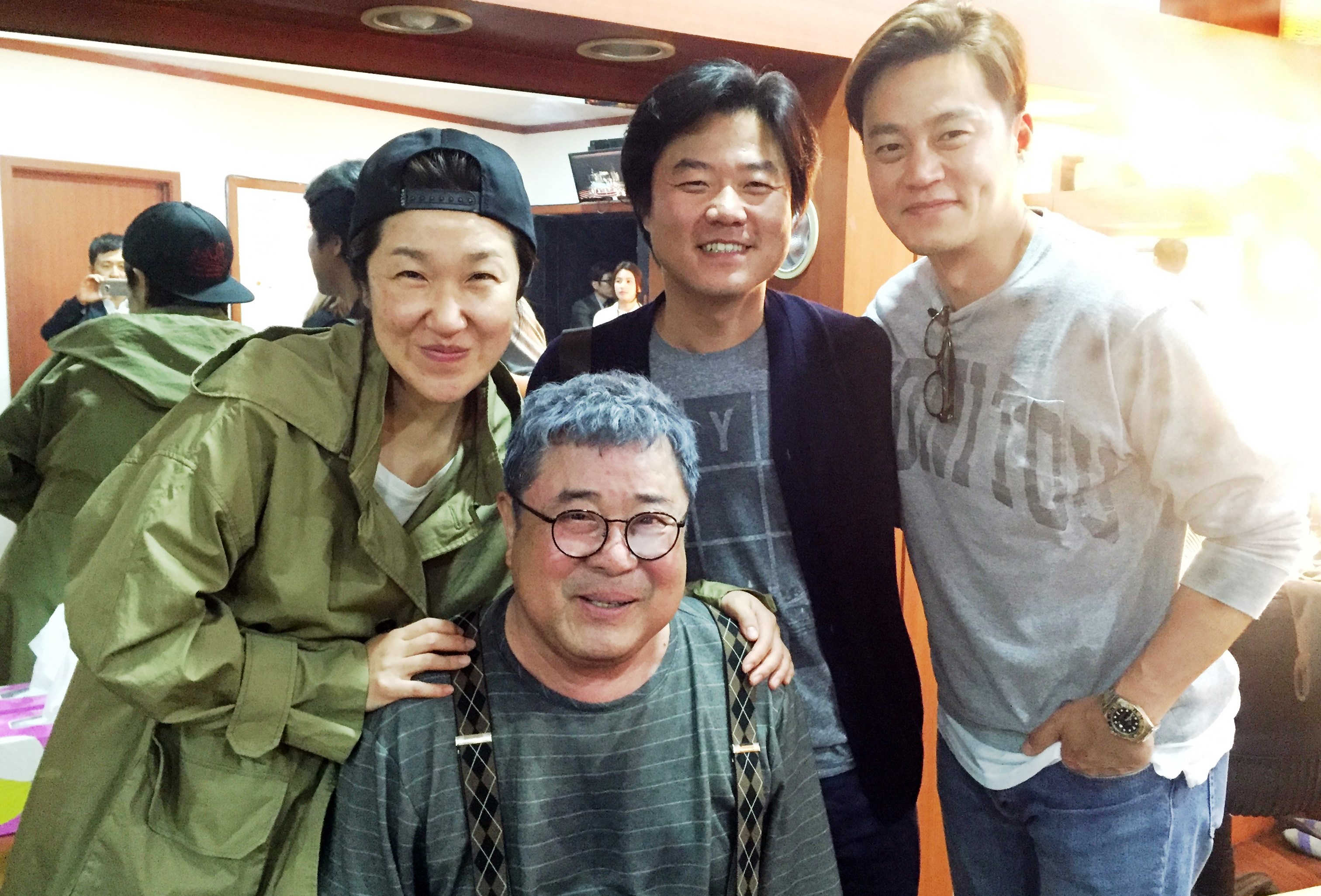 羅暎錫（右二）多次在南韓最具影響力人物榜中名列前茅，李瑞鎮（右一）甚至曾挑明說只上他製作的節目。（tvN提供）