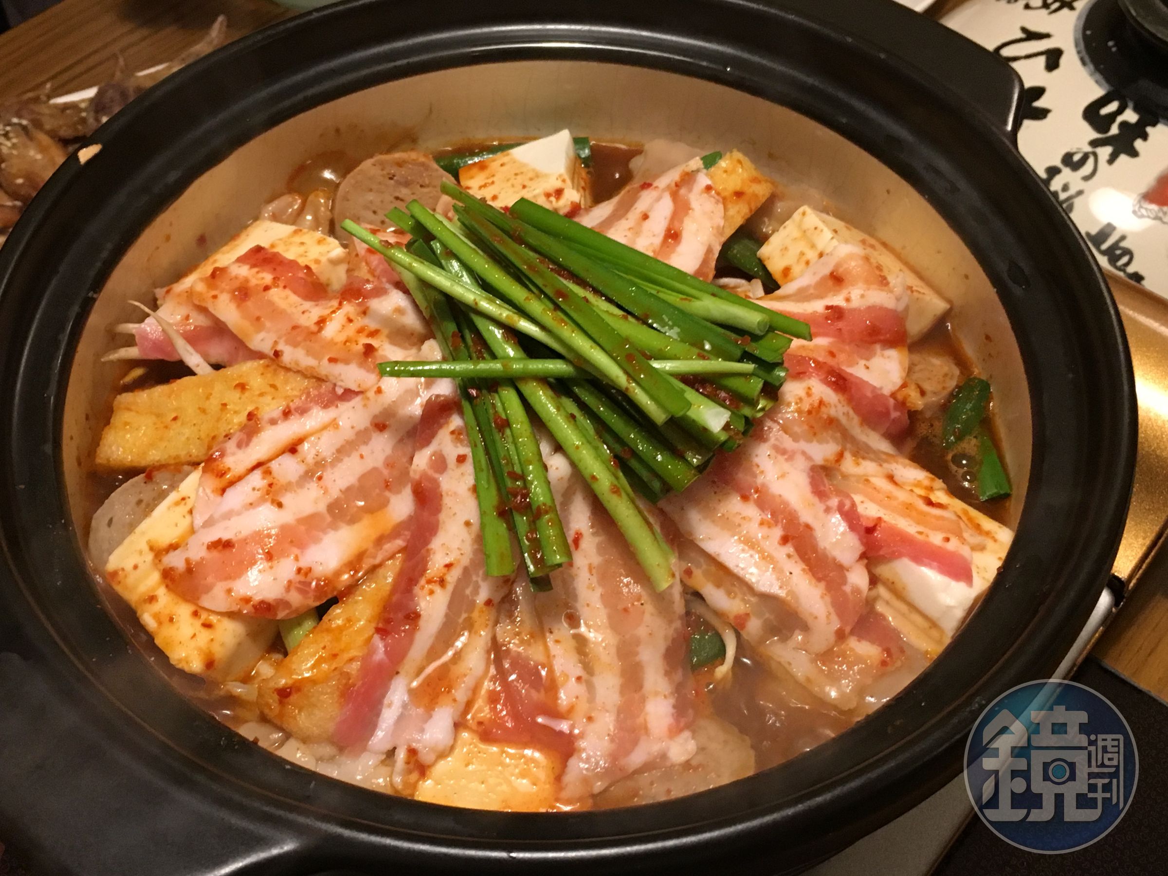 從日本名古屋來的「赤味噌鍋」，以紅味噌、各式辣椒製成湯底，湯、料香辣夠味。（700元／2人份）