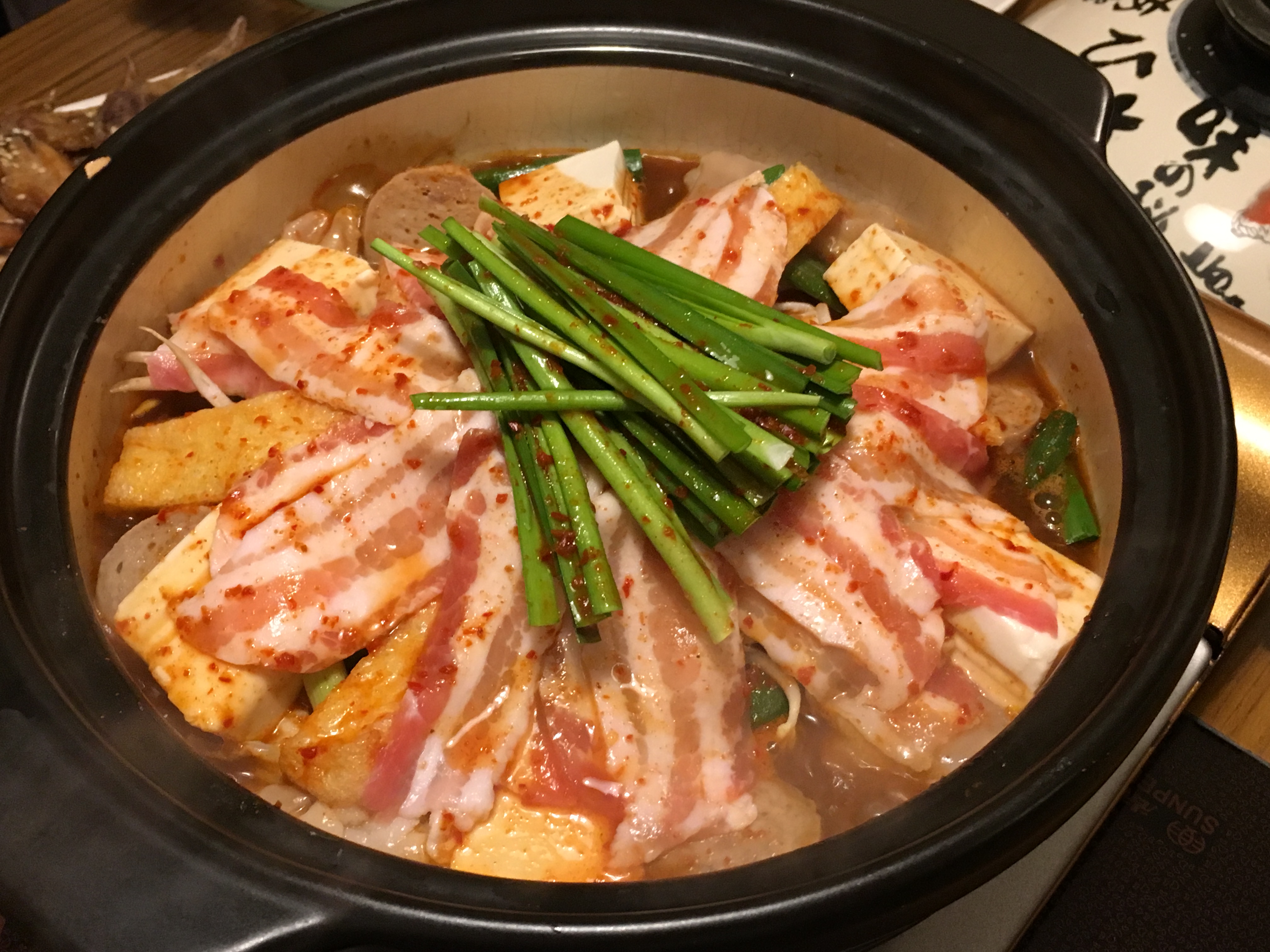 從日本名古屋來的「赤味噌鍋」，以紅味噌、各式辣椒製成湯底，湯、料香辣夠味。（700元／2人份）