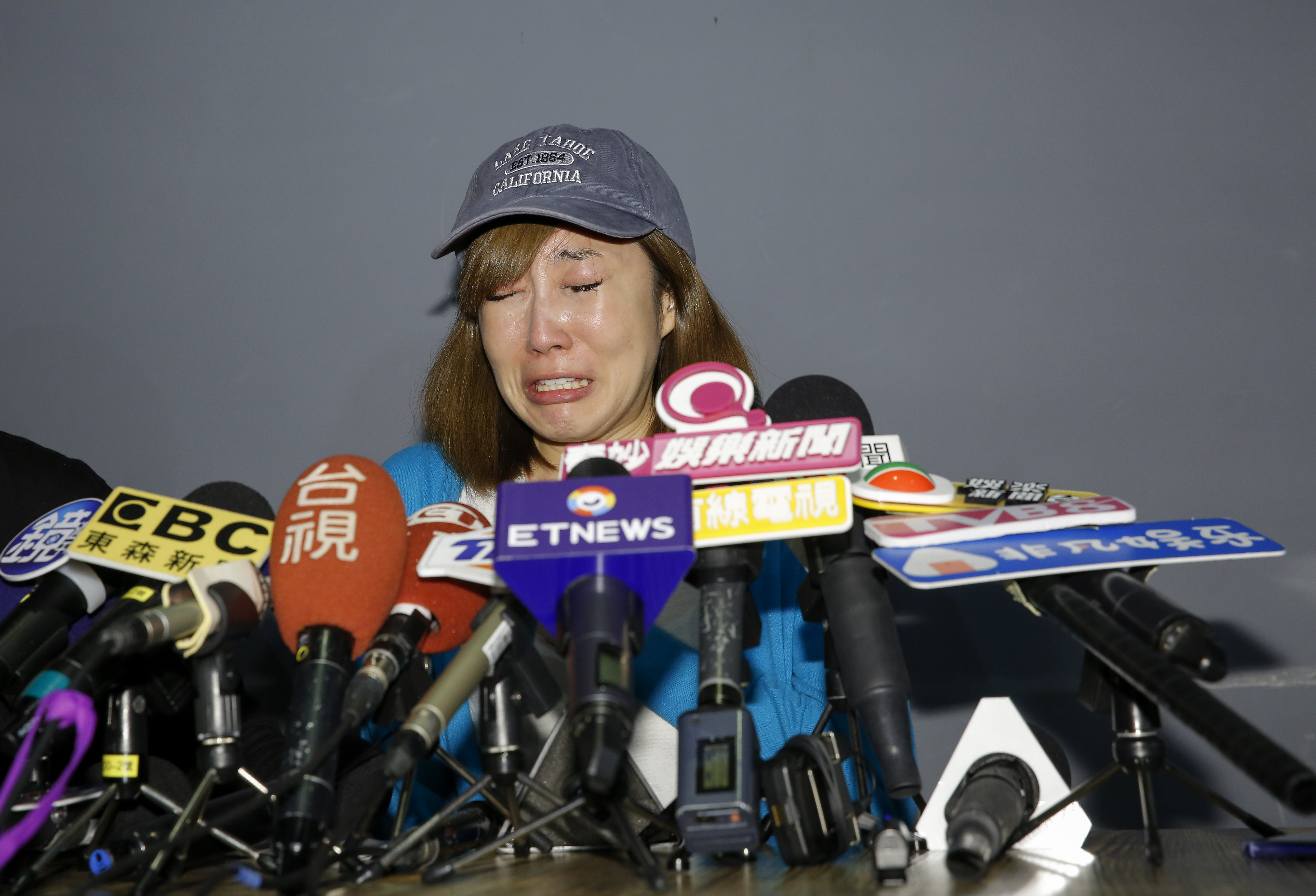 Nana為日前曝光和白雲戀情出面致歉，全程不斷痛哭。