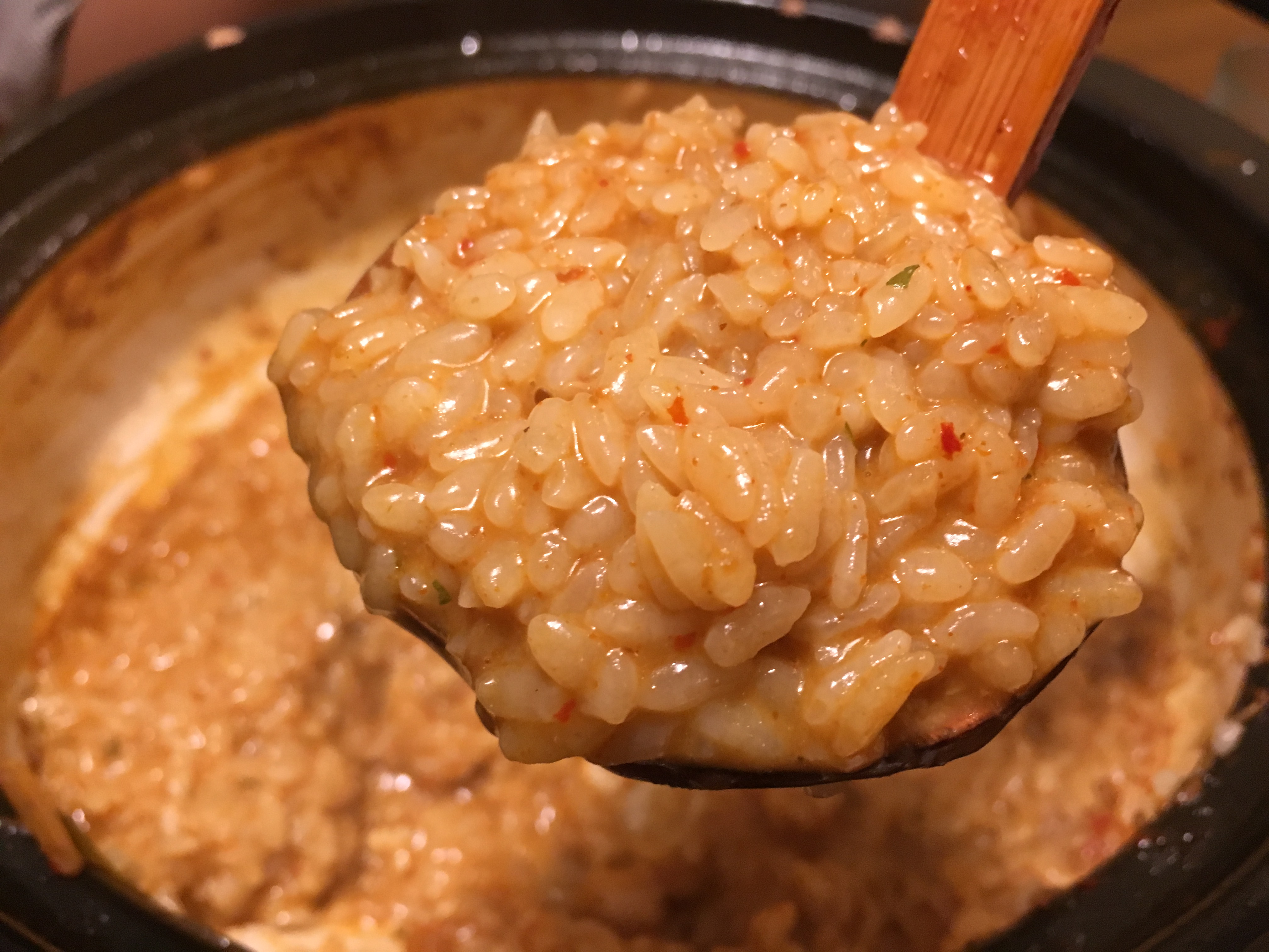 把鍋料吃完可以加點「起司燉飯」收尾，能吃到湯底的辣味和起司的香氣。（120元／份）