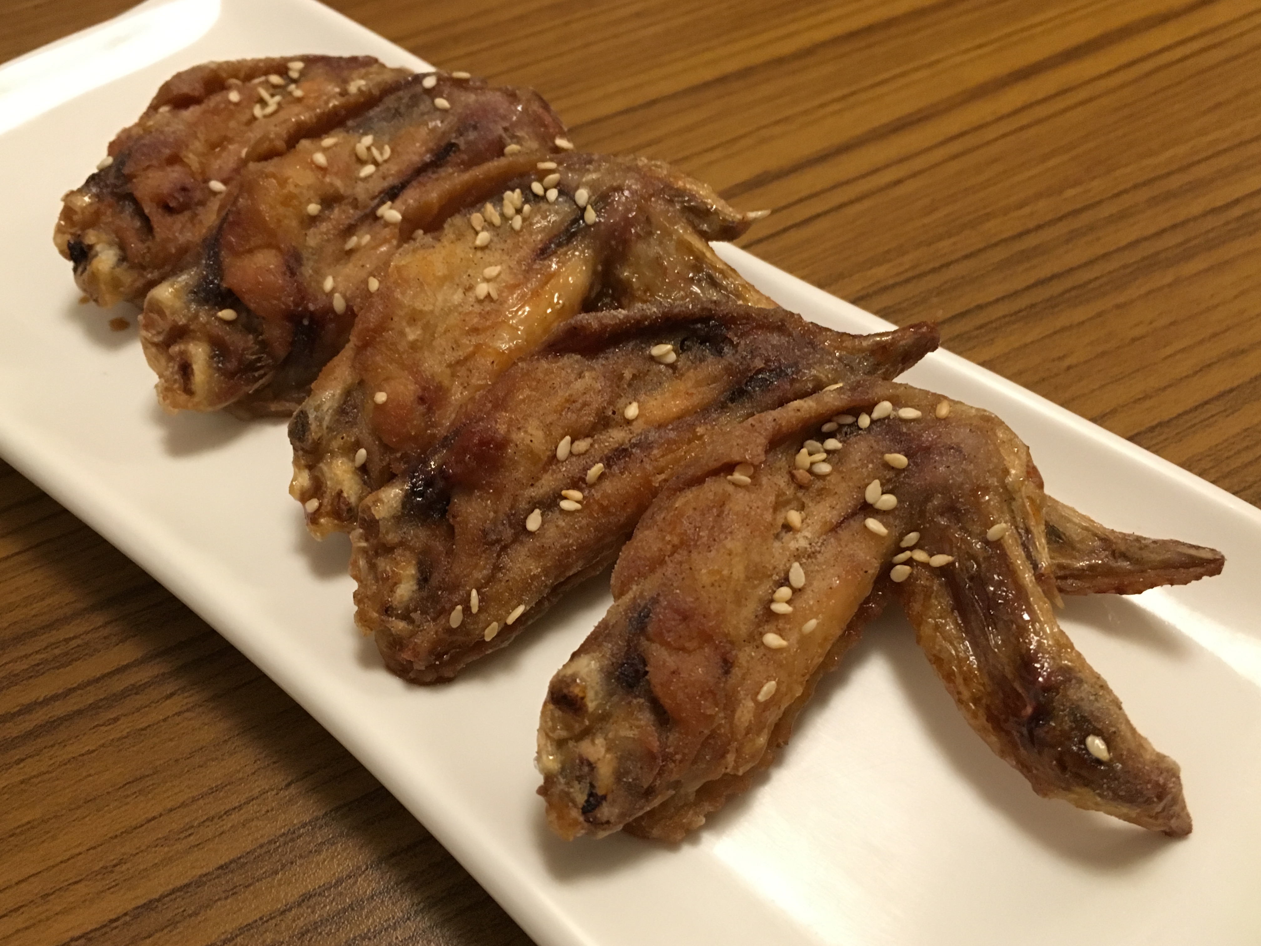 「手羽先唐揚」炸得酥香，夠味唰嘴。（175元／5支）