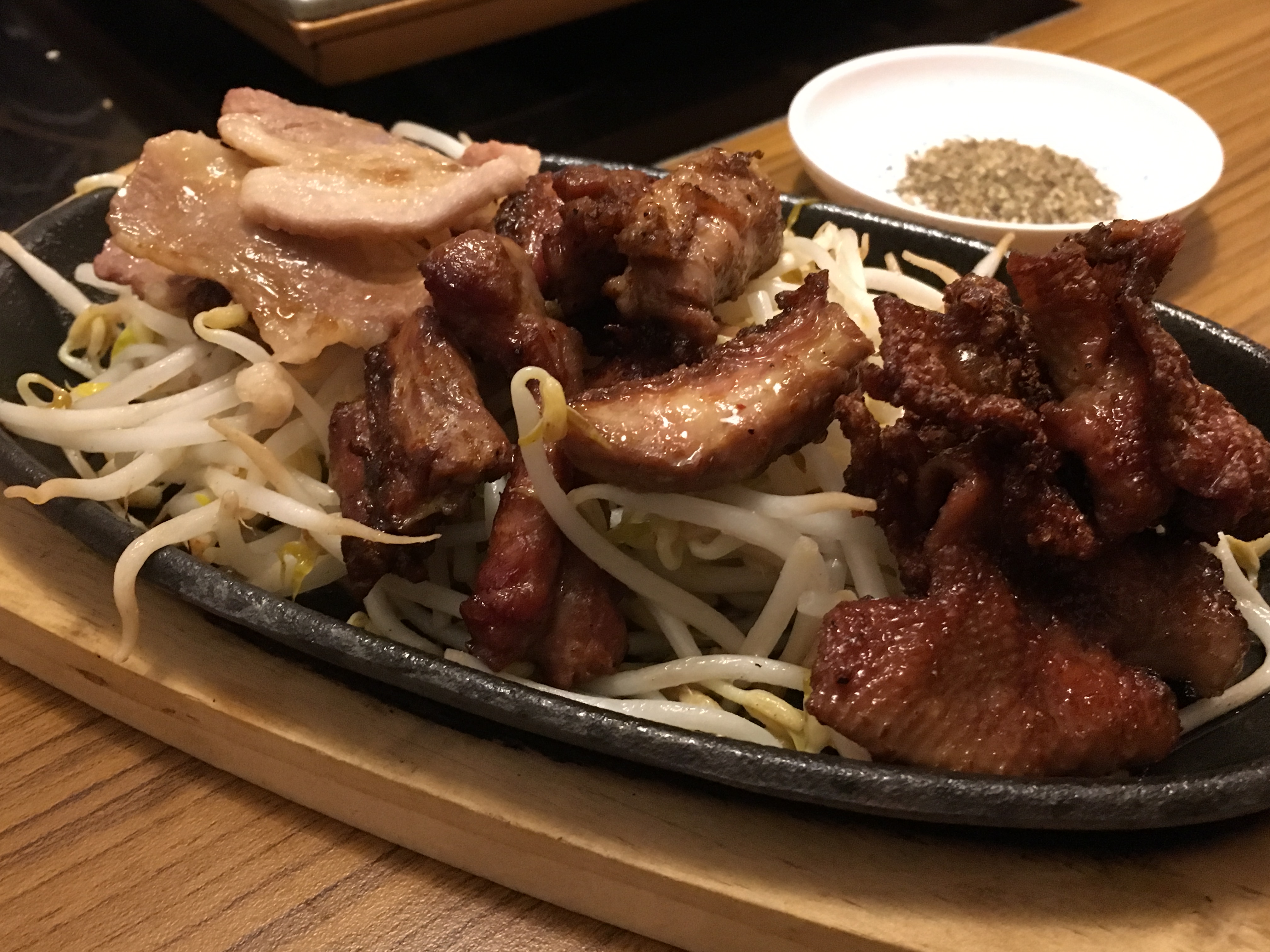 「名物三劍客」包含雞頸皮、去骨雞頸肉以及五花肉片。（290元／份）