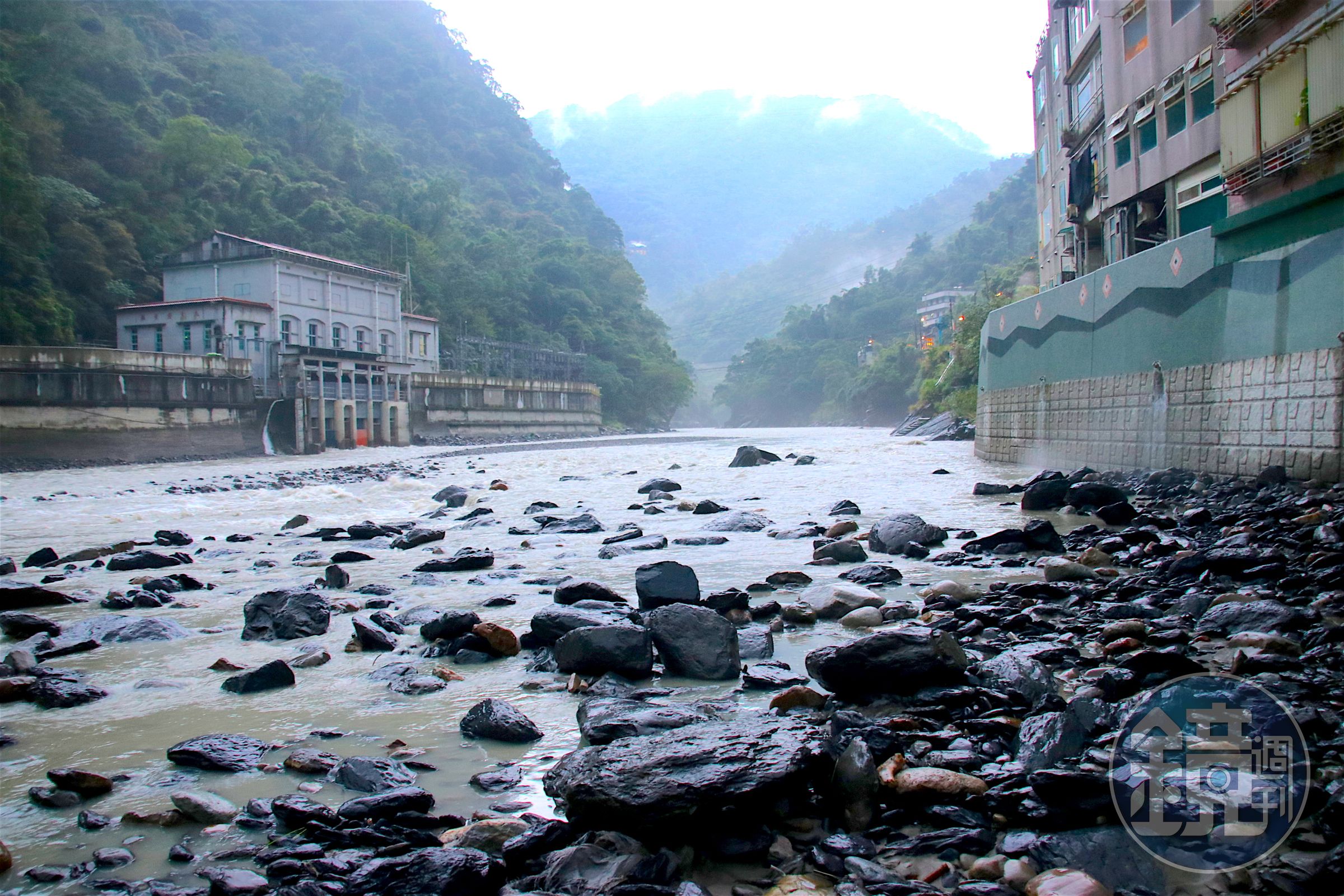 烏來「春光步道」，在卡努颱風外圍環流的豪雨強襲下，現已遭到沖毀。